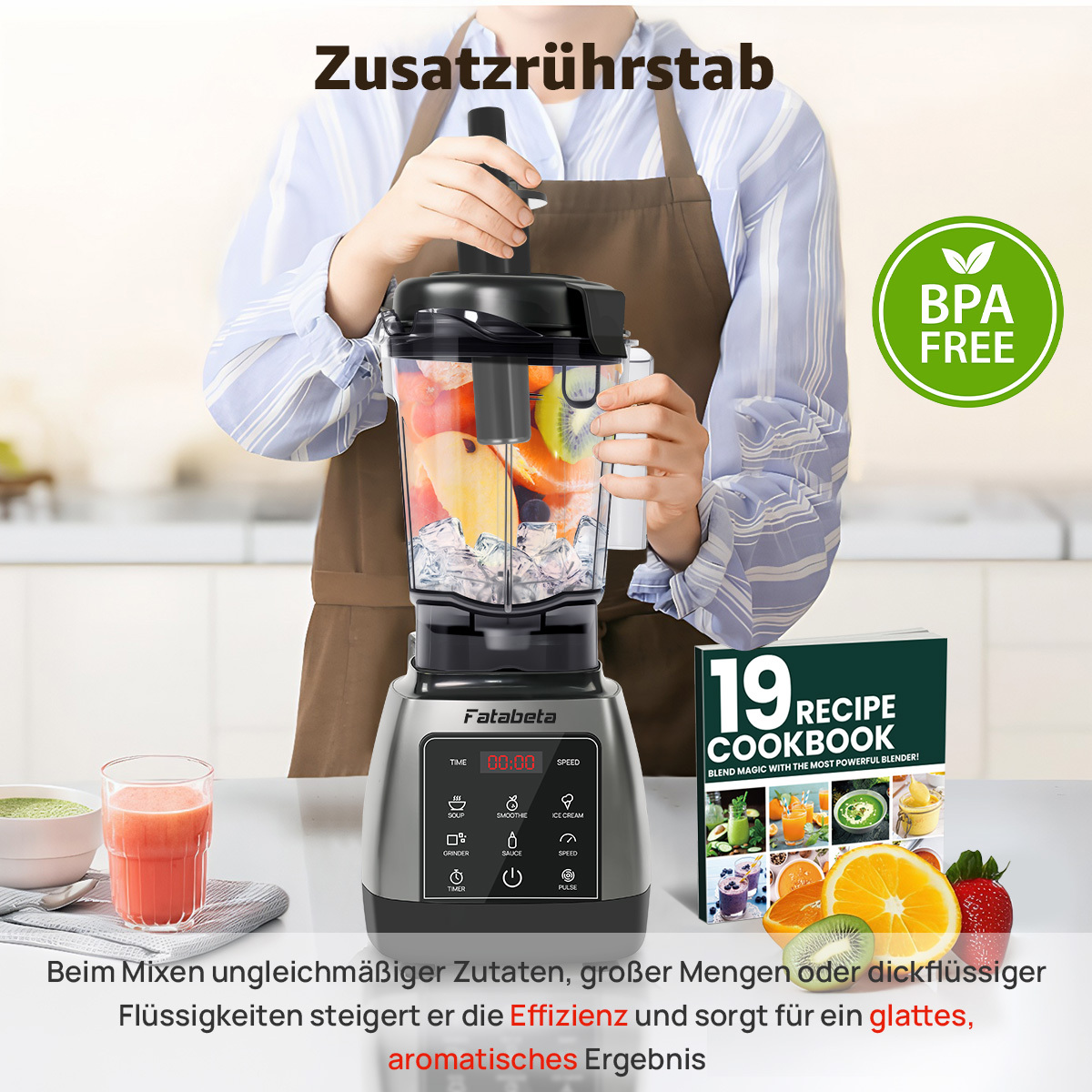 Eine Person benutzt einen Mixer mit Früchten, Eis und einem "BPA FREE"-Logo.