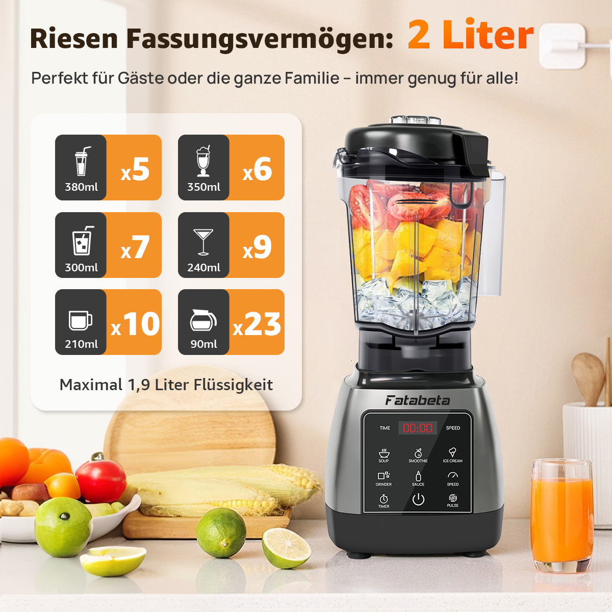 Ein silberner Mixer steht auf einer Arbeitsplatte mit Früchten und Gemüse. Informationen über Fassungsvermögen sind daneben.