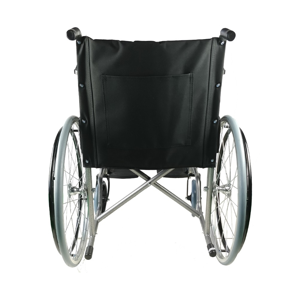 Vista trasera de una silla de ruedas negra con ruedas plateadas de radios y asas.
