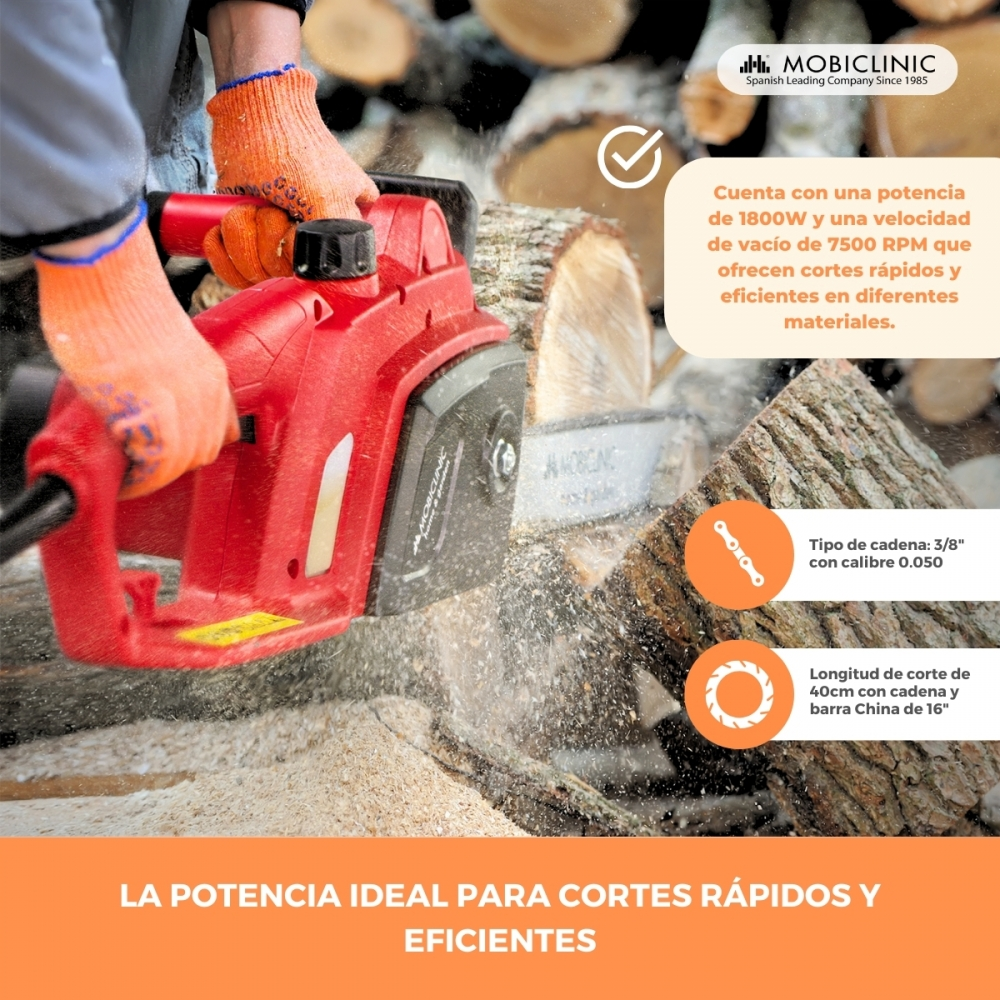 Una motosierra roja corta madera, volando serrín. Información sobre potencia y cadena.
