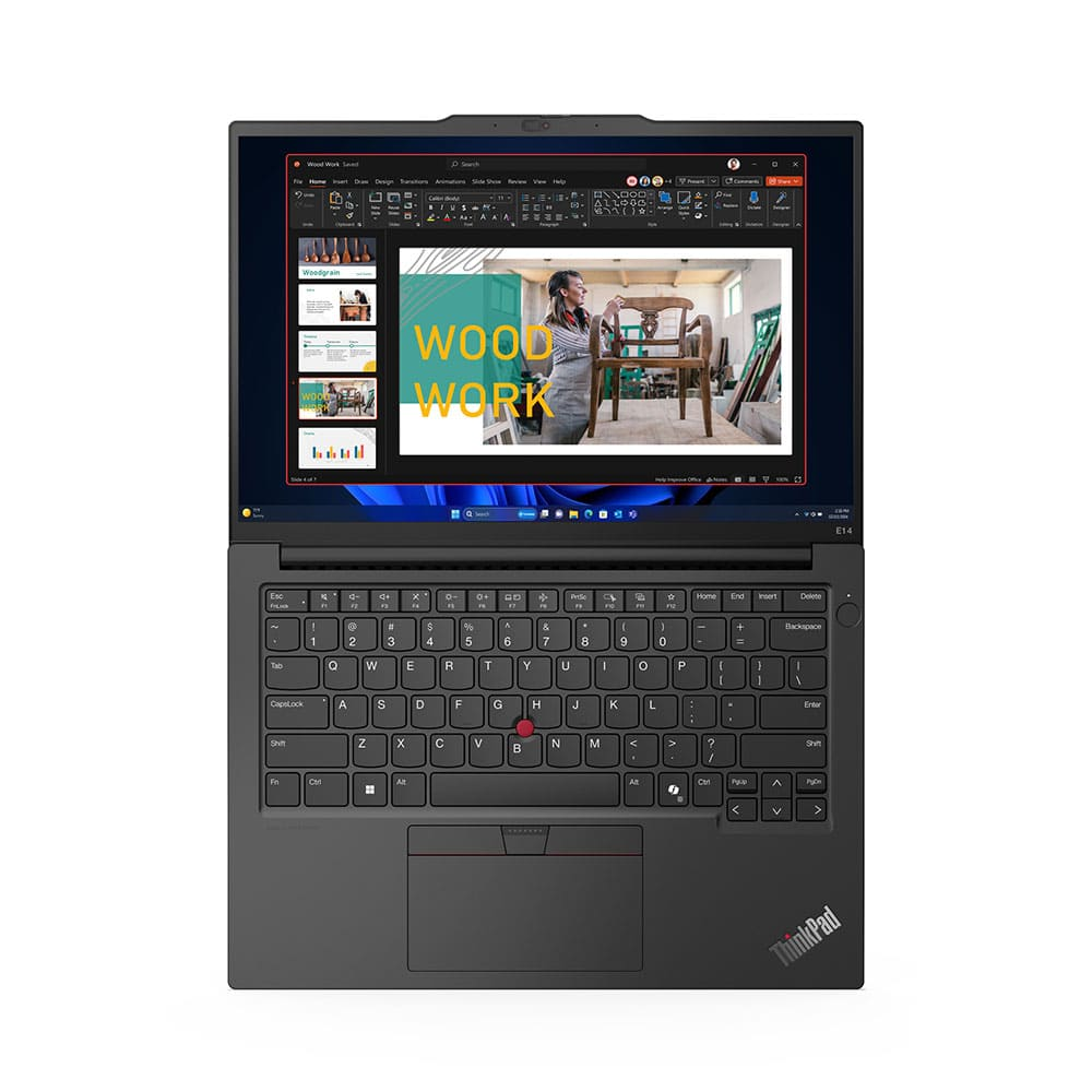 Siyah bir Lenovo ThinkPad dizüstü bilgisayar, ahşap işleme sunumu gösteriyor. Klavye görünür.