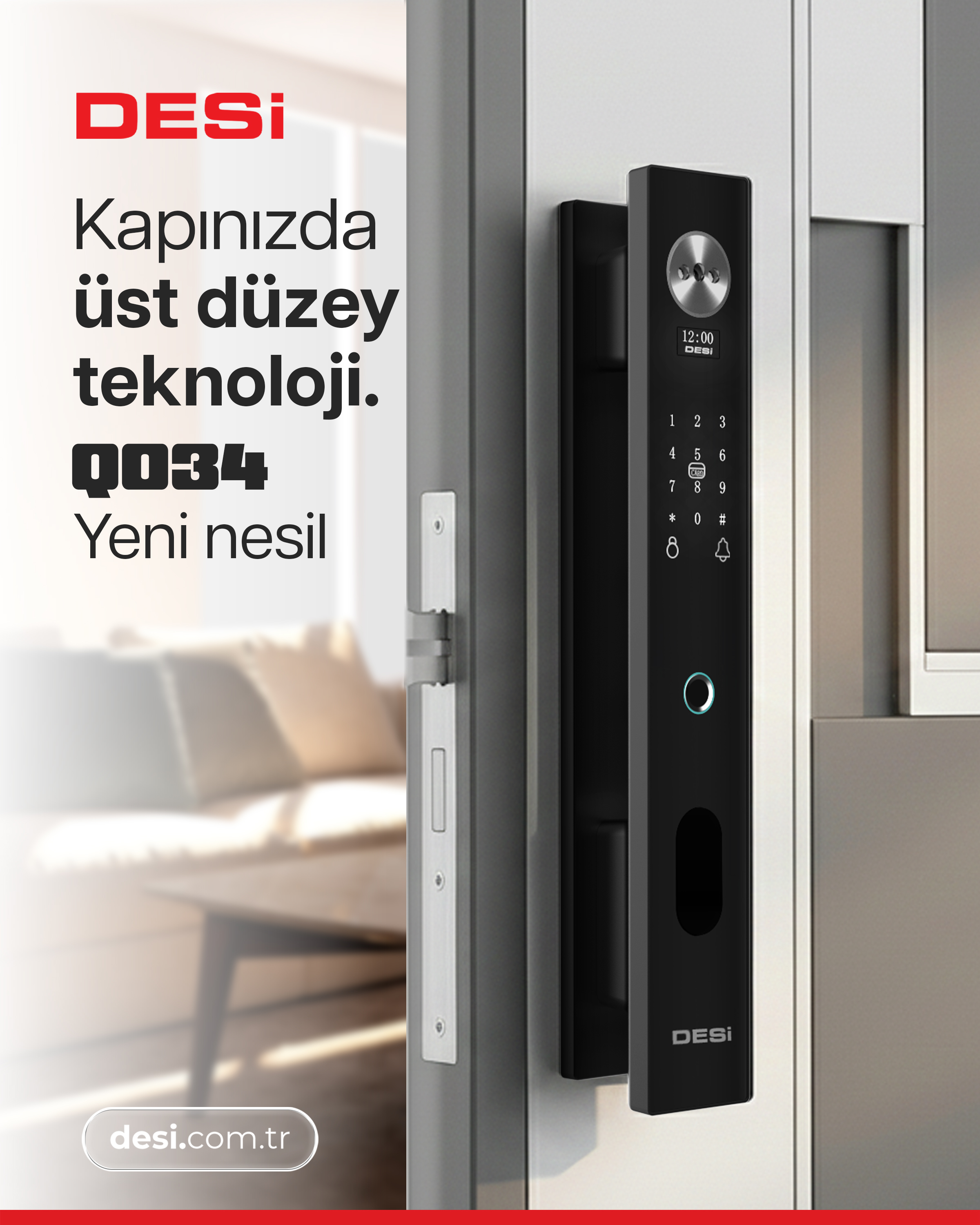 Dijital kilitli modern siyah kapı ve tuş takımı. Arka planda oturma alanı.