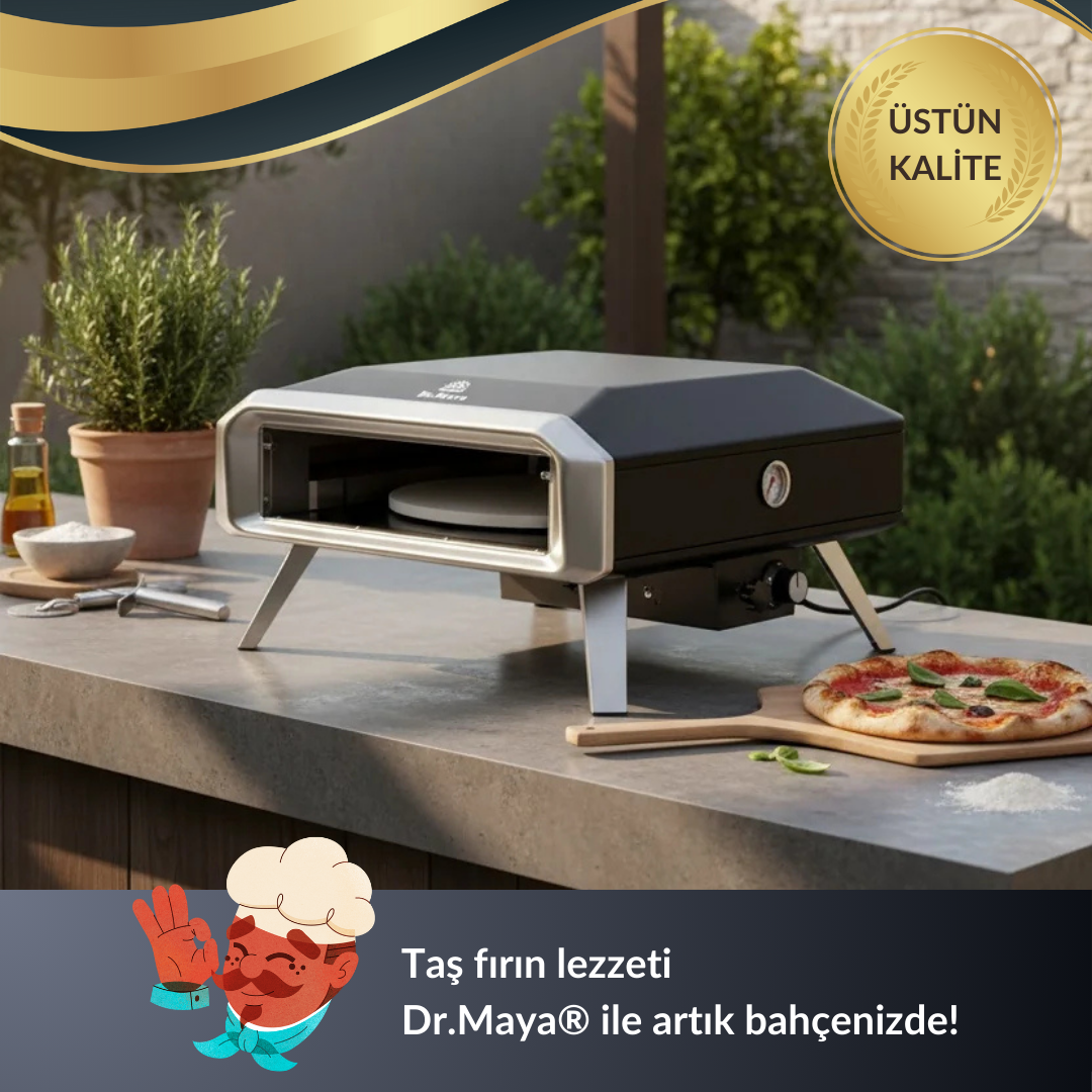 Tezgah üzerinde bir pizza fırını, yanında pizza ve otlar.