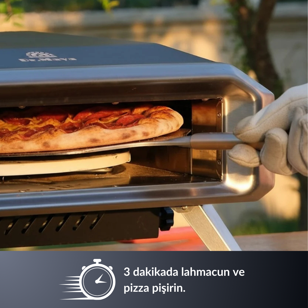 Eldivenli bir el, fırından bir sucuklu pizza çıkarıyor.