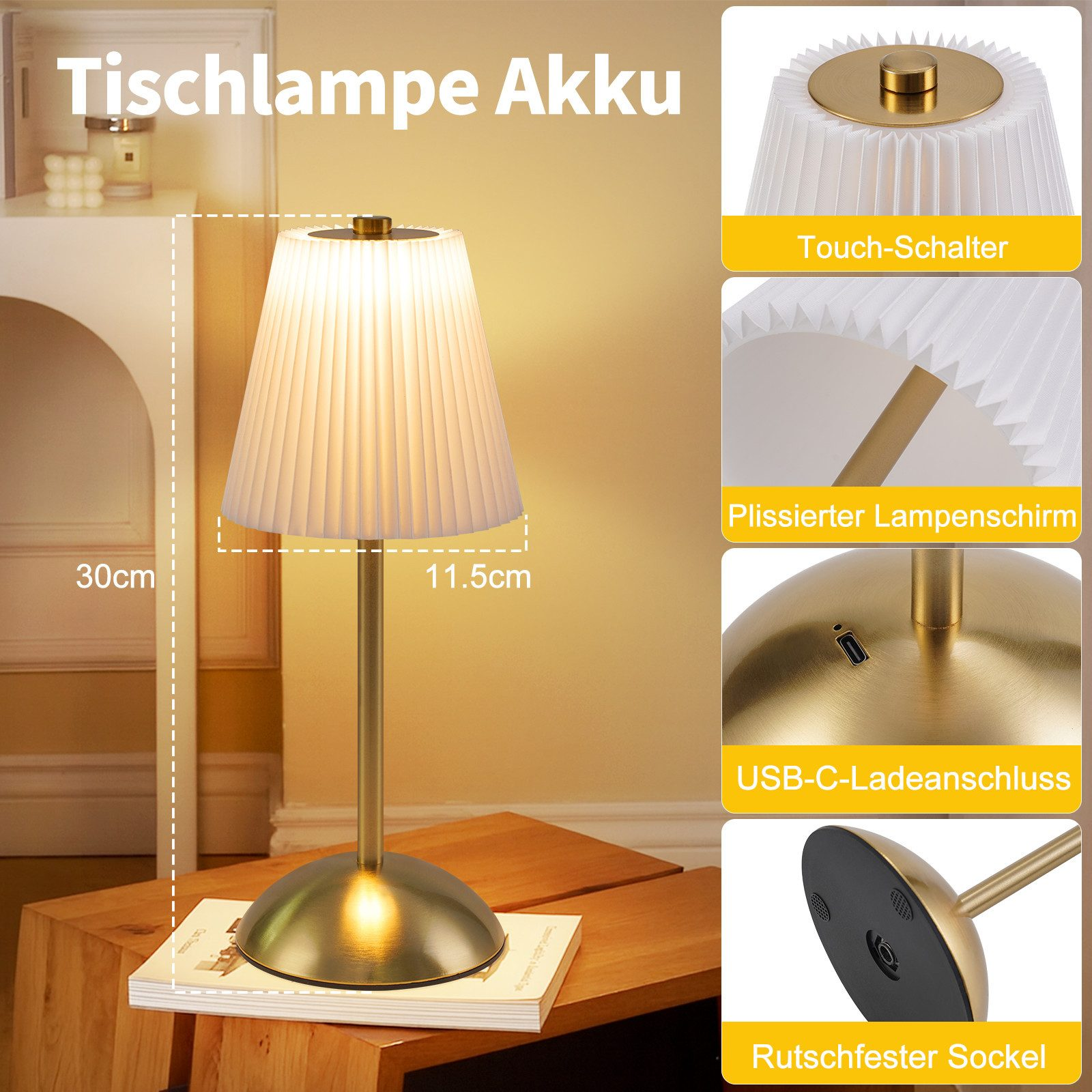 Eine goldene Nachttischlampe mit plissiertem weißem Schirm steht auf einem Holztisch.