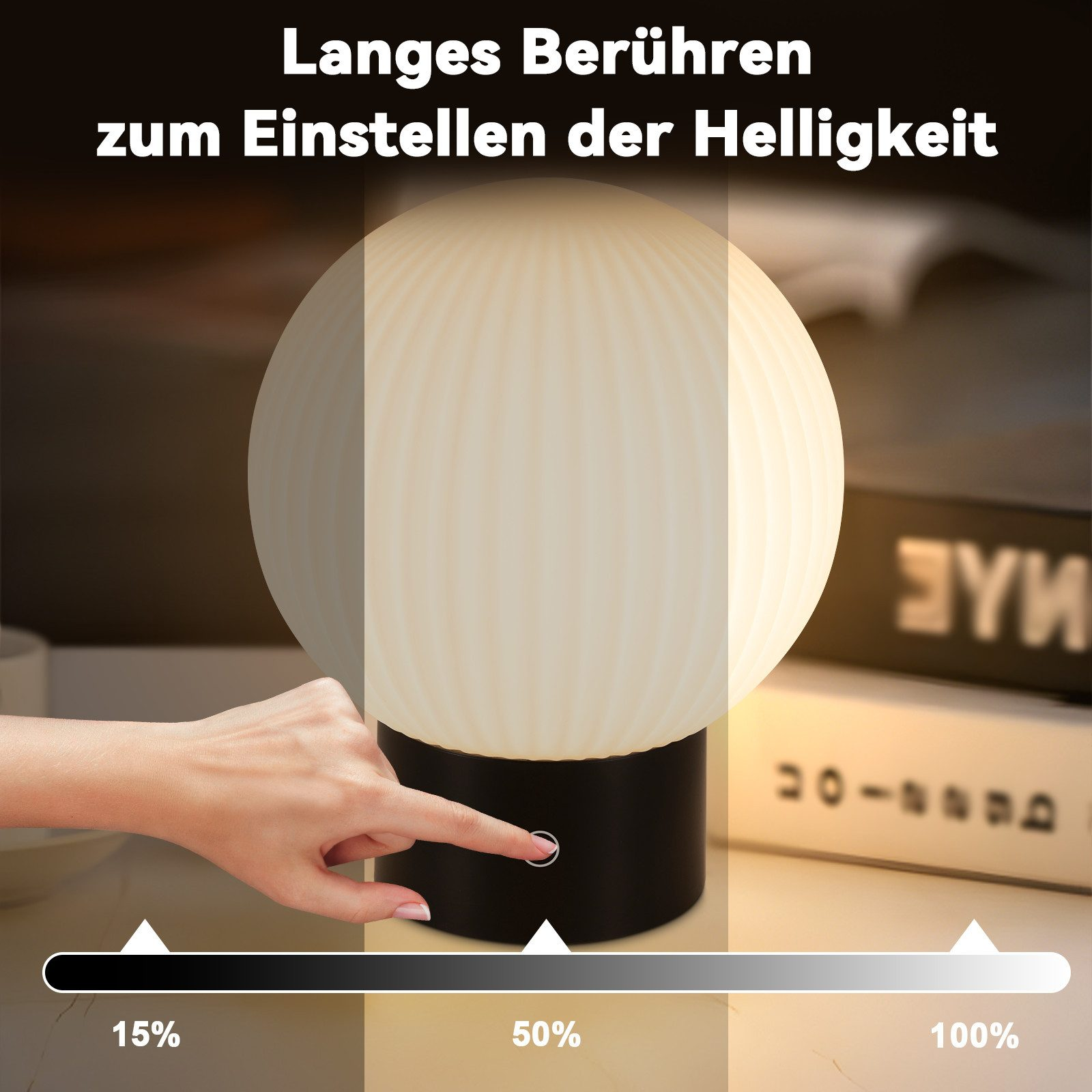 Una mano tocca il pulsante di una lampada per regolare la luminosità. Livelli luce.