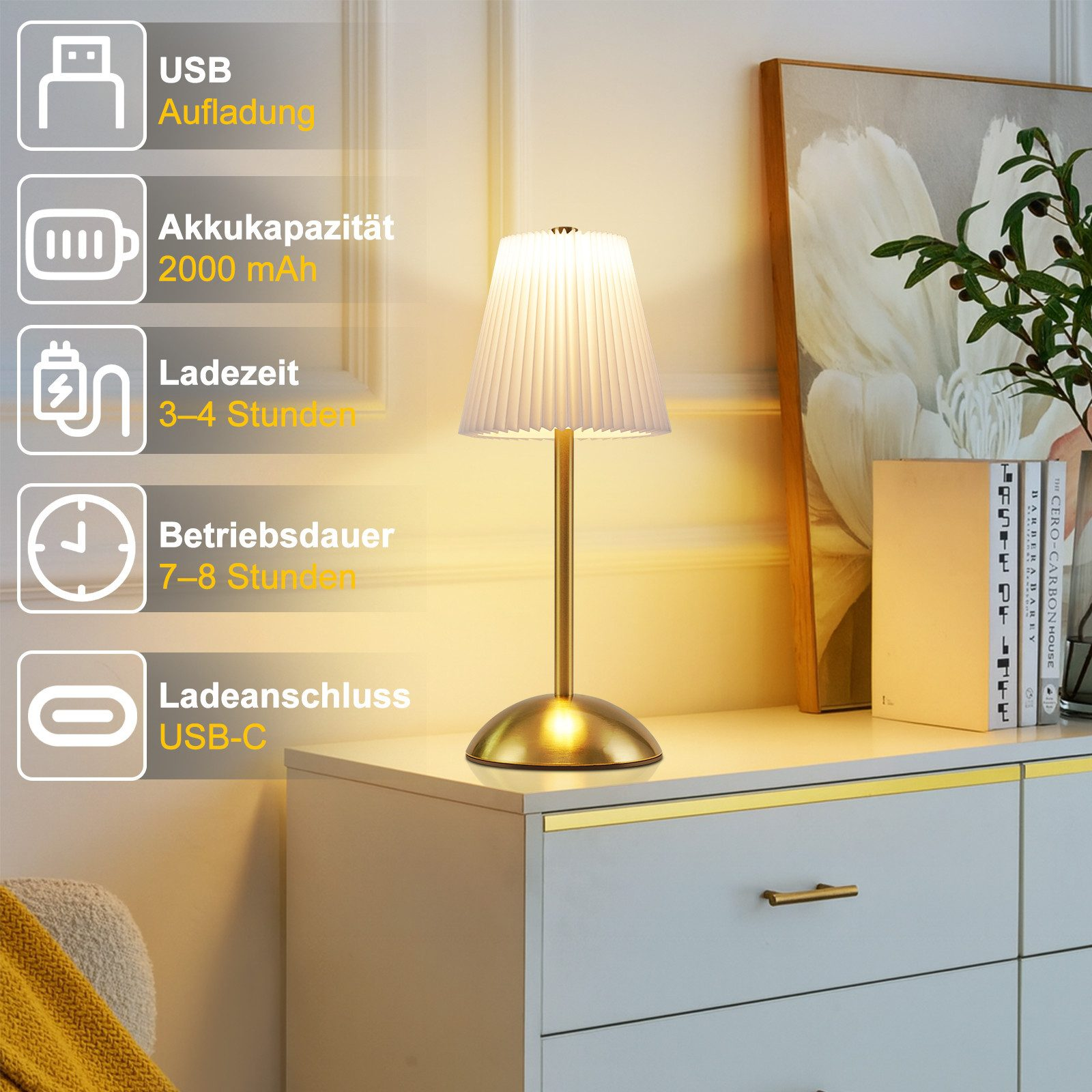 Eine goldene Nachttischlampe mit plissiertem Lampenschirm steht auf einer Kommode.