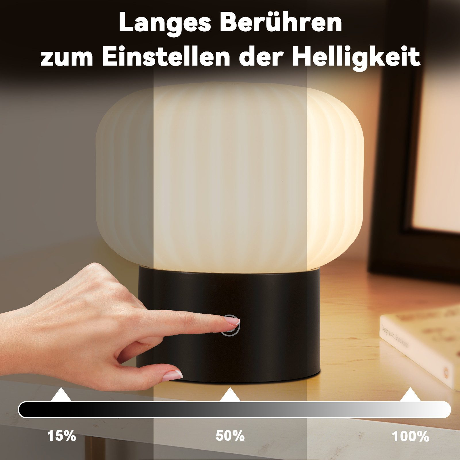 Una mano tocca l'interruttore di una lampada. Vengono visualizzate le impostazioni di luminosità.