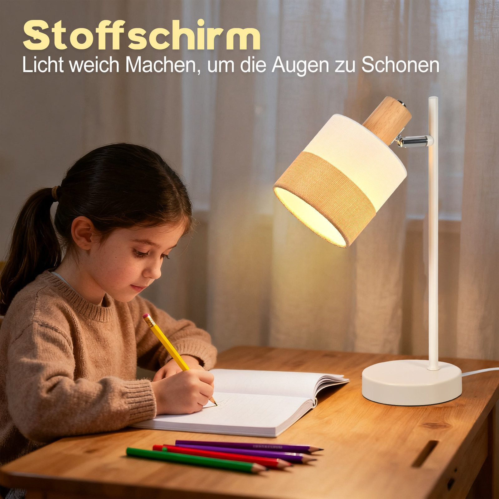 Una bambina scrive su un quaderno, illuminata da una lampada da scrivania.