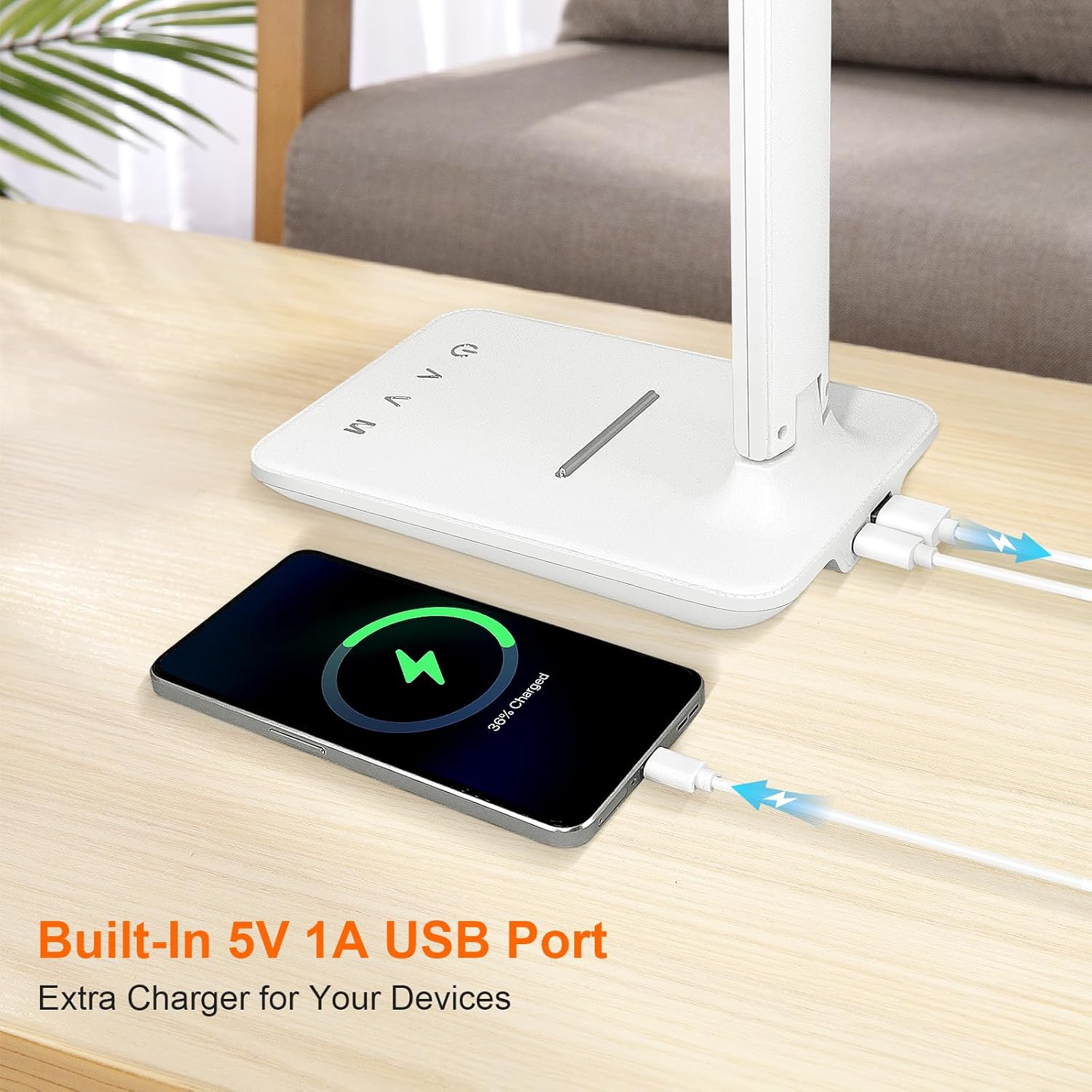 Ein weißer Schreibtischlampenfuß mit einem per USB ladenden Telefon. Text: Integrierter 5V 1A USB-Anschluss.