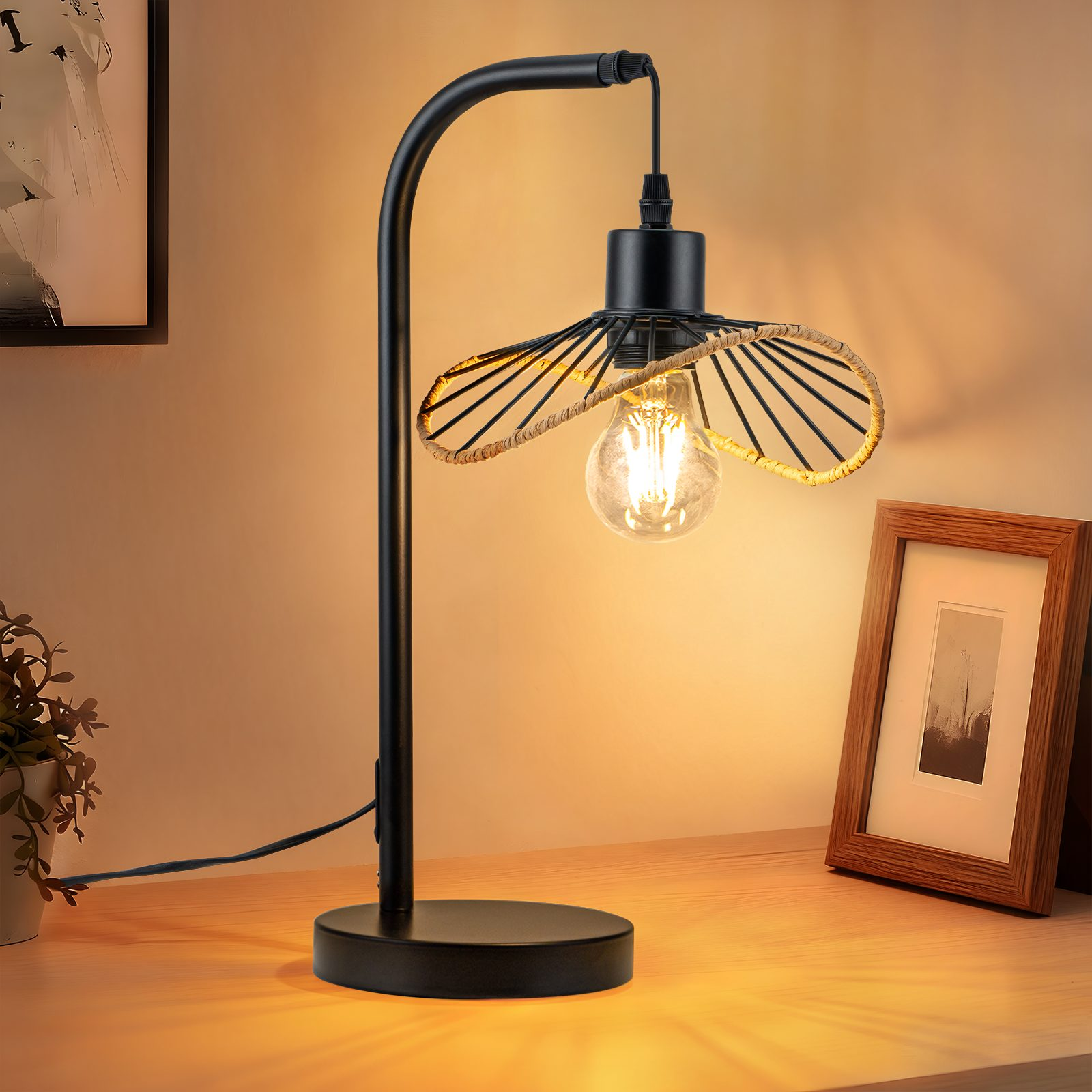 Una lampada da scrivania nera con lampadina su un tavolo di legno.