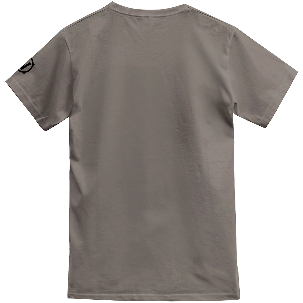 Rückseite eines grauen T-Shirts mit schwarzem Logo auf dem linken Ärmel.