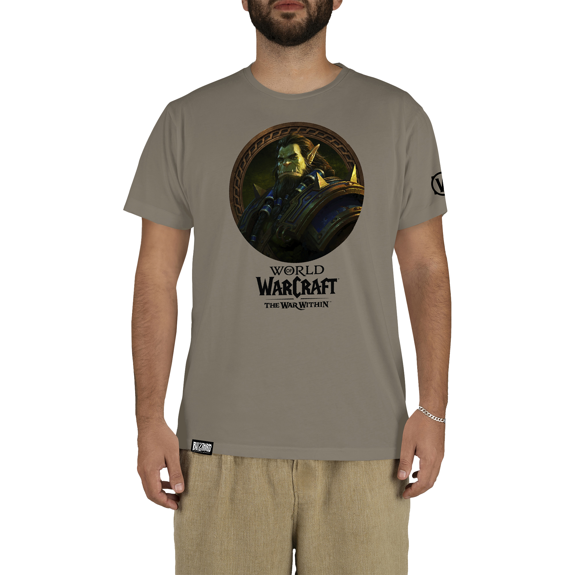Ein Mann trägt ein graues T-Shirt mit einem Ork im Kreis und dem Titel "World of Warcraft: The War Within".