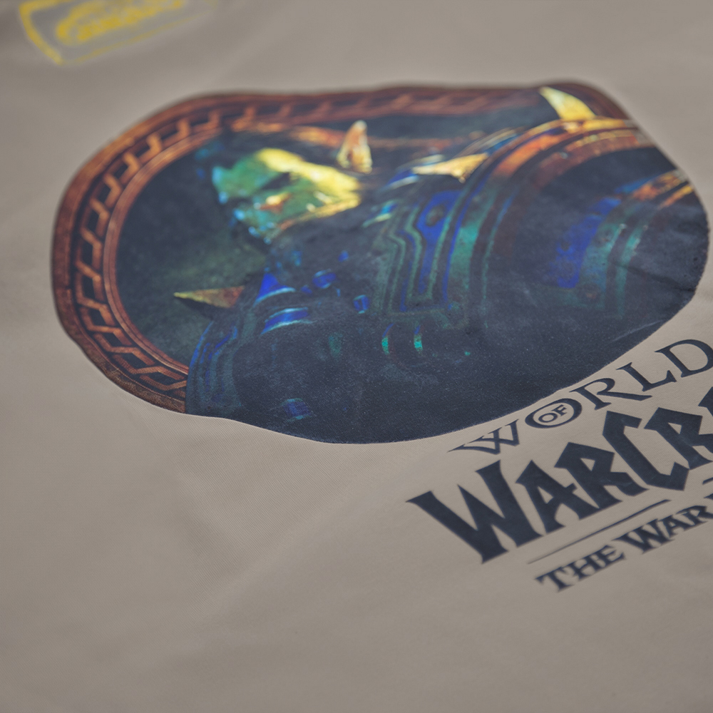 Ein grüner Charakter mit Rüstung, neben dem Logo von World of Warcraft.