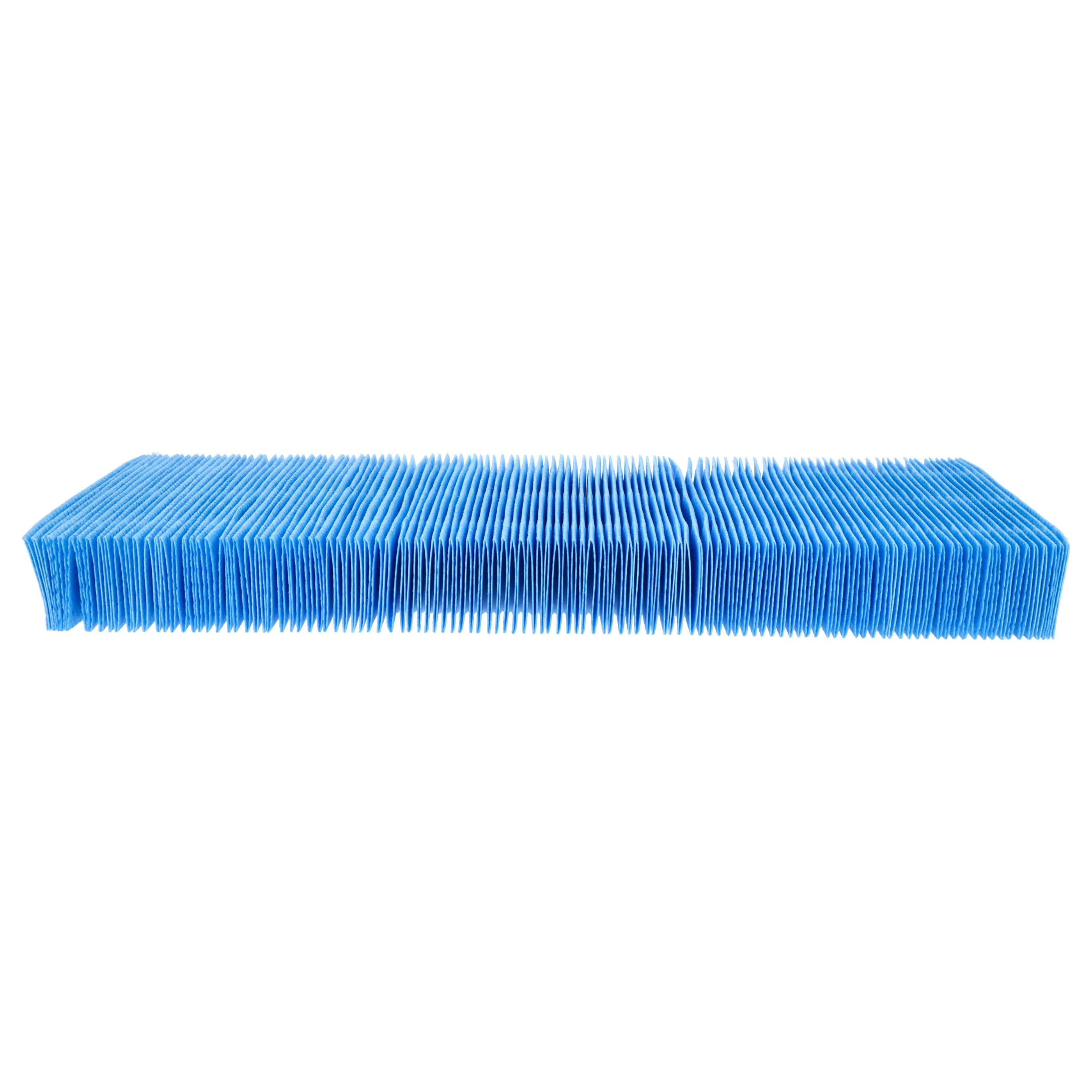 Ein blaues, gefaltetes Luftfilterelement liegt auf weißem Grund.