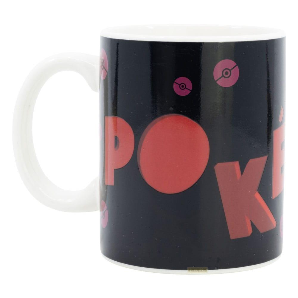 Schwarze Tasse mit Pokémon-Motiv und rotem Schriftzug 'POKÉ'