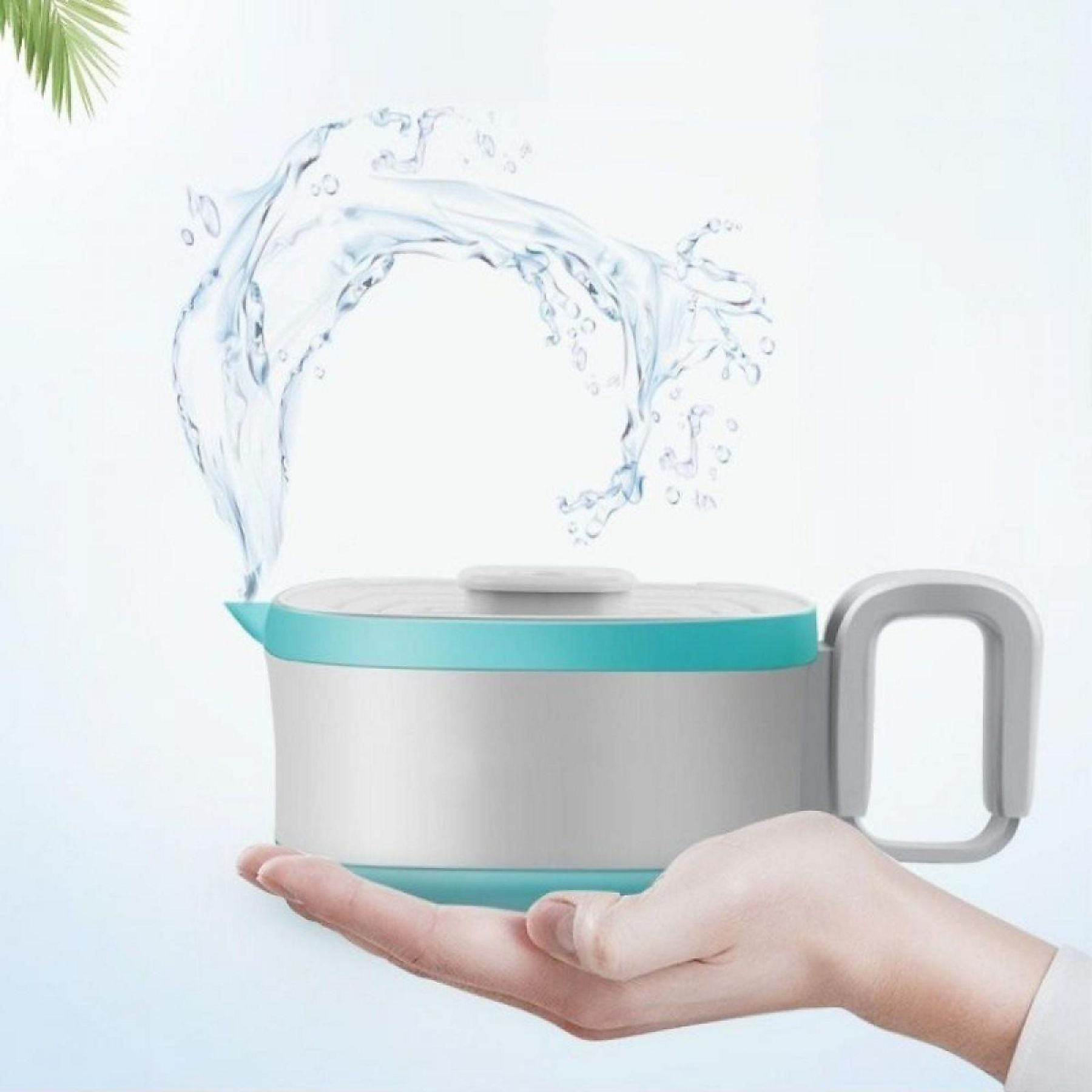 Eine Hand hält einen weißen und türkisfarbenen Wasserkocher, aus dem Wasser spritzt.