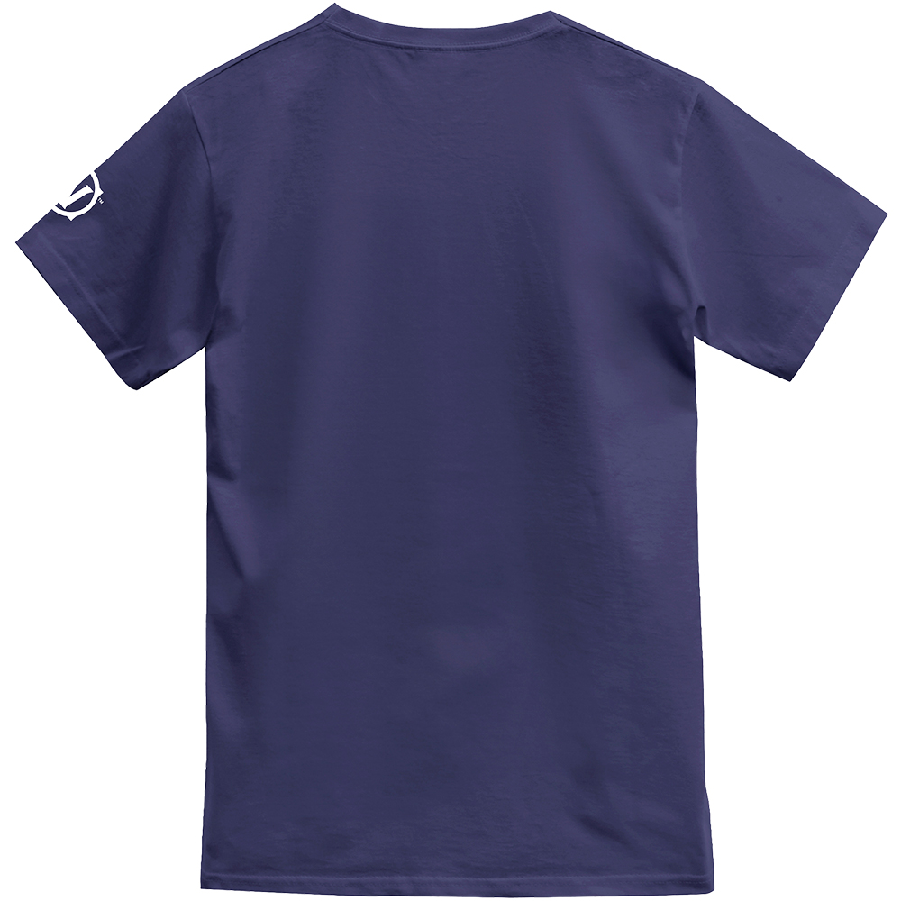 Dunkelblaues T-Shirt mit weißem Logo auf dem linken Ärmel.