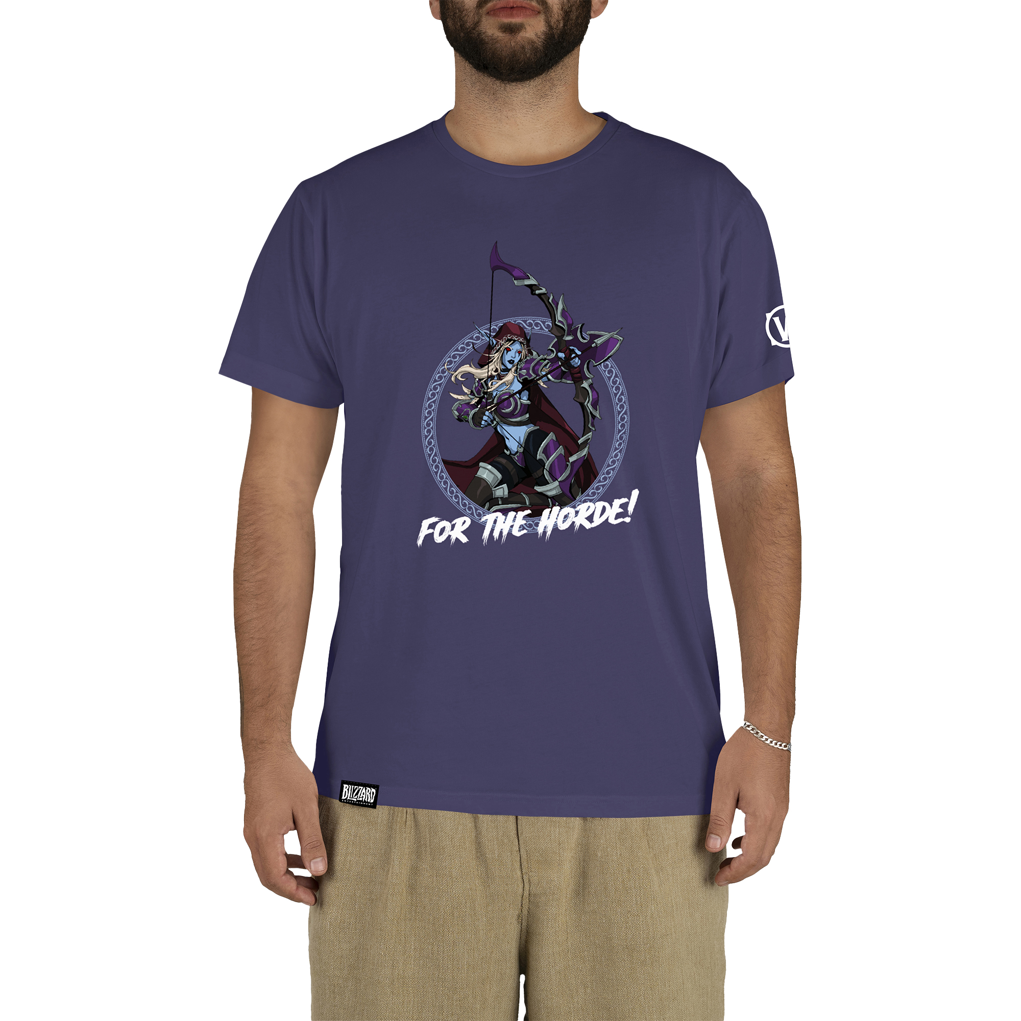 Ein Mann trägt ein lila T-Shirt mit einem Bild von Sylvanas Windläufer und der Aufschrift „For the Horde!“