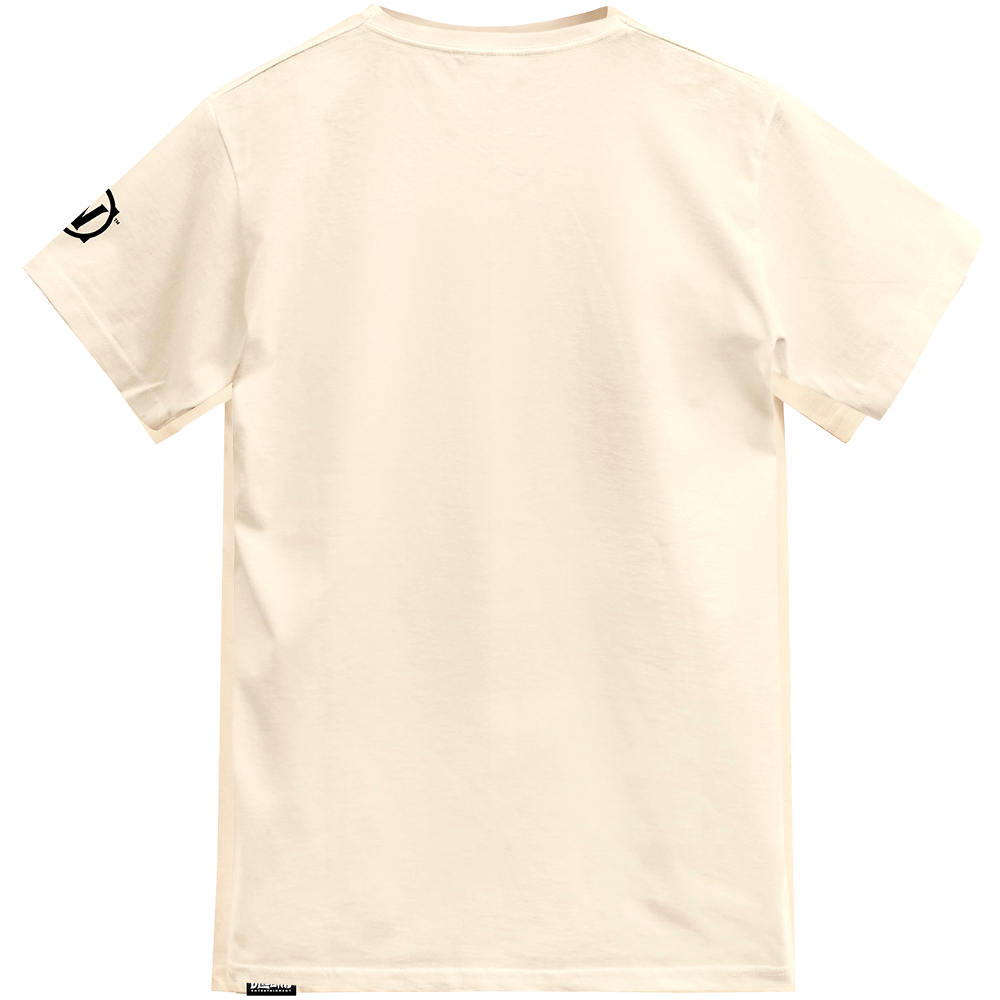 Cremefarbenes T-Shirt mit schwarzem Logo auf dem linken Ärmel.
