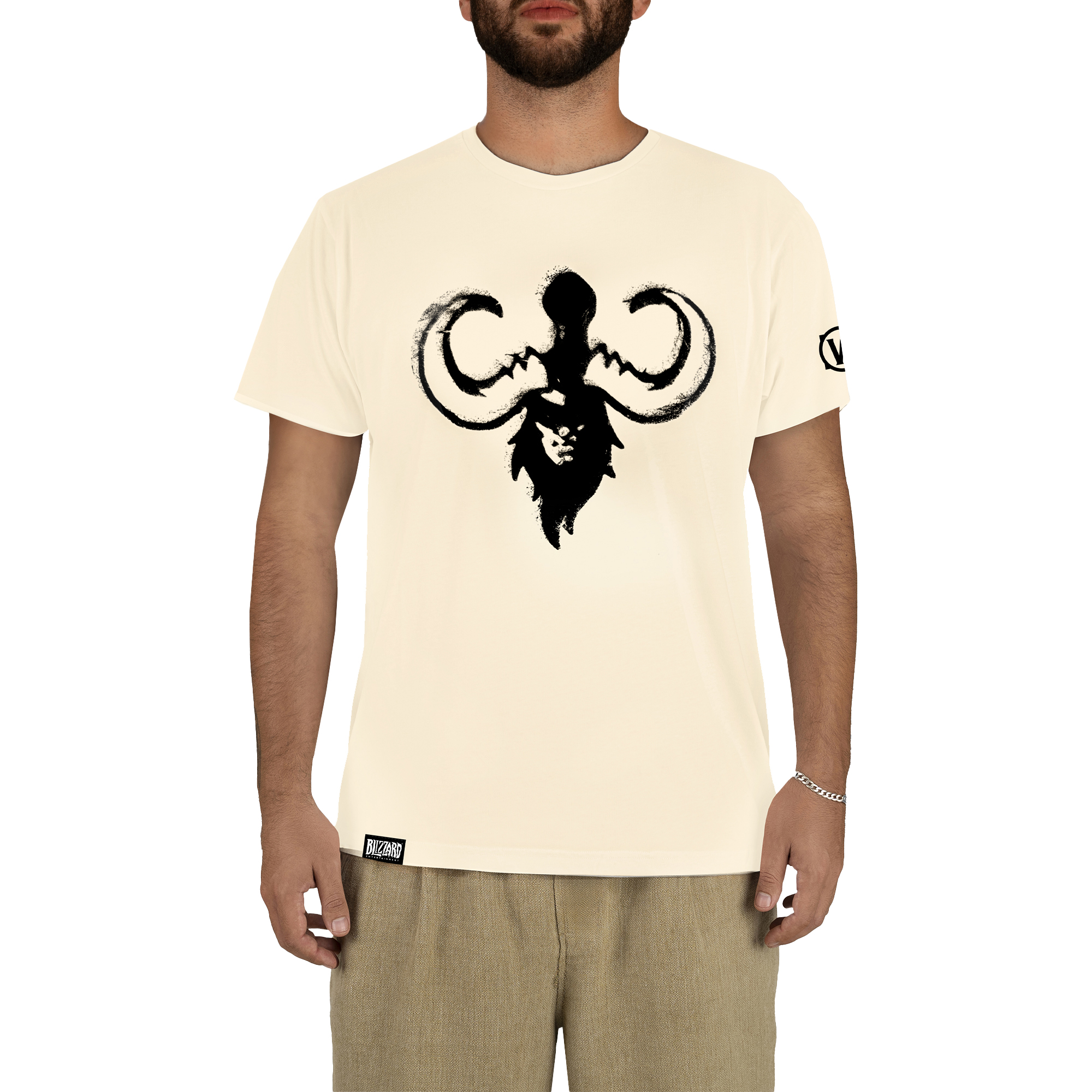 Ein Mann trägt ein cremefarbenes T-Shirt mit einem schwarzen, stilisierten Kopf und Hörnern.