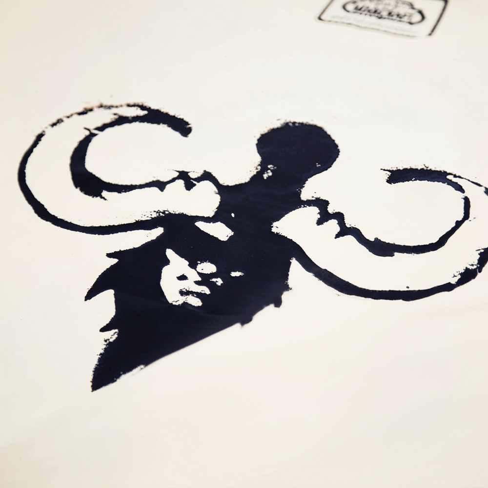 Eine schwarze Silhouette eines Mannes mit breiten Schultern und geschwungenen Armen.