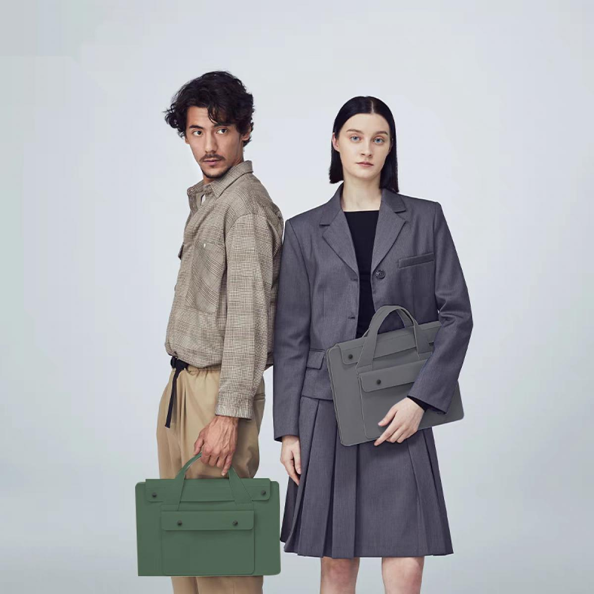 Mann und Frau stehen Rücken an Rücken und halten Taschen.