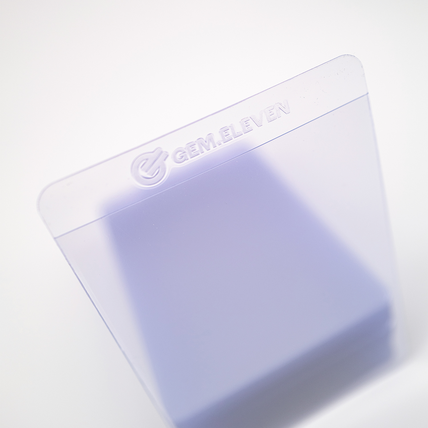 Transparenter Kartenhalter mit Gravur 'GEM.ELEVEN' auf weißem Hintergrund.