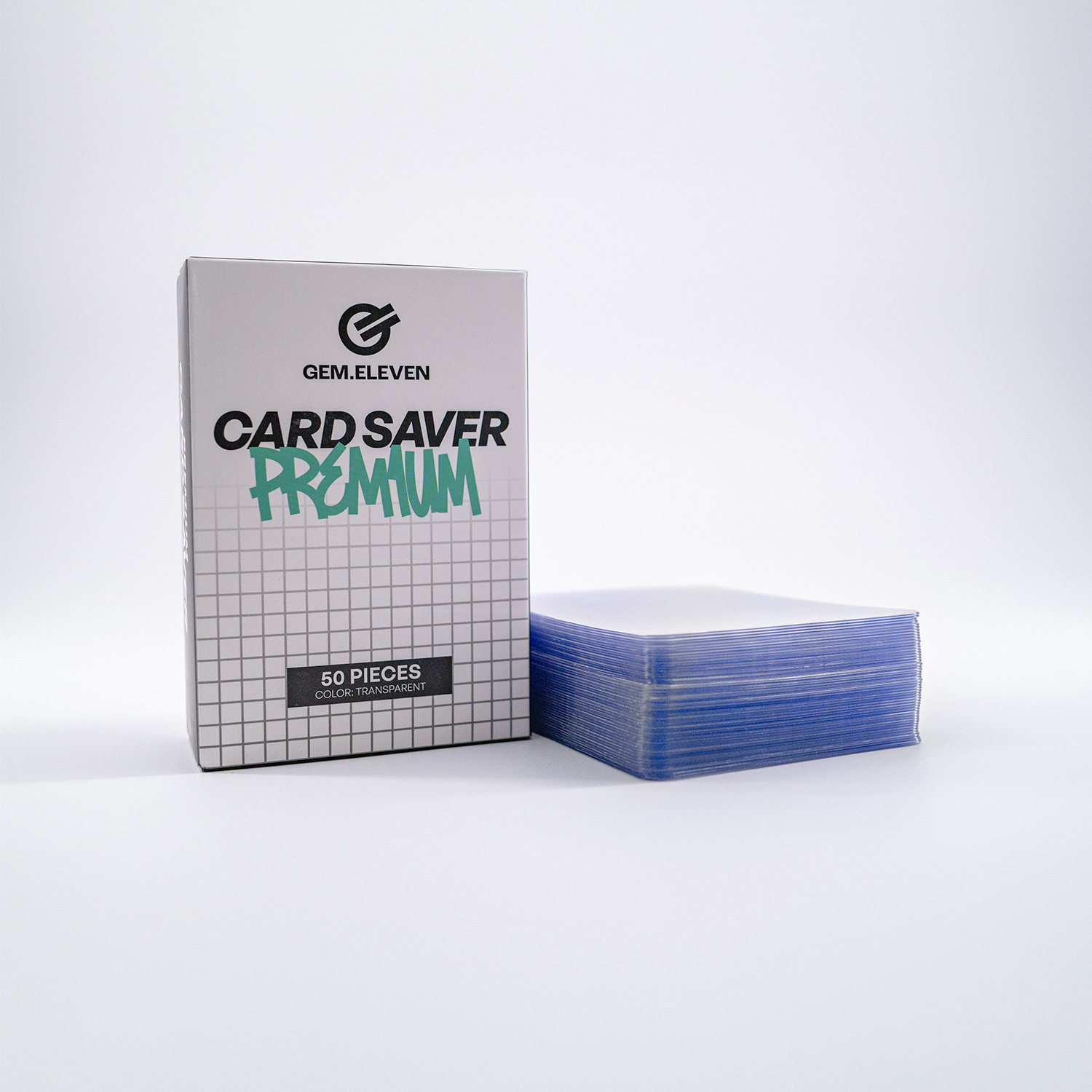 Eine Schachtel mit der Aufschrift „CARD SAVER PREMIUM“ und ein Stapel transparenter Hüllen.
