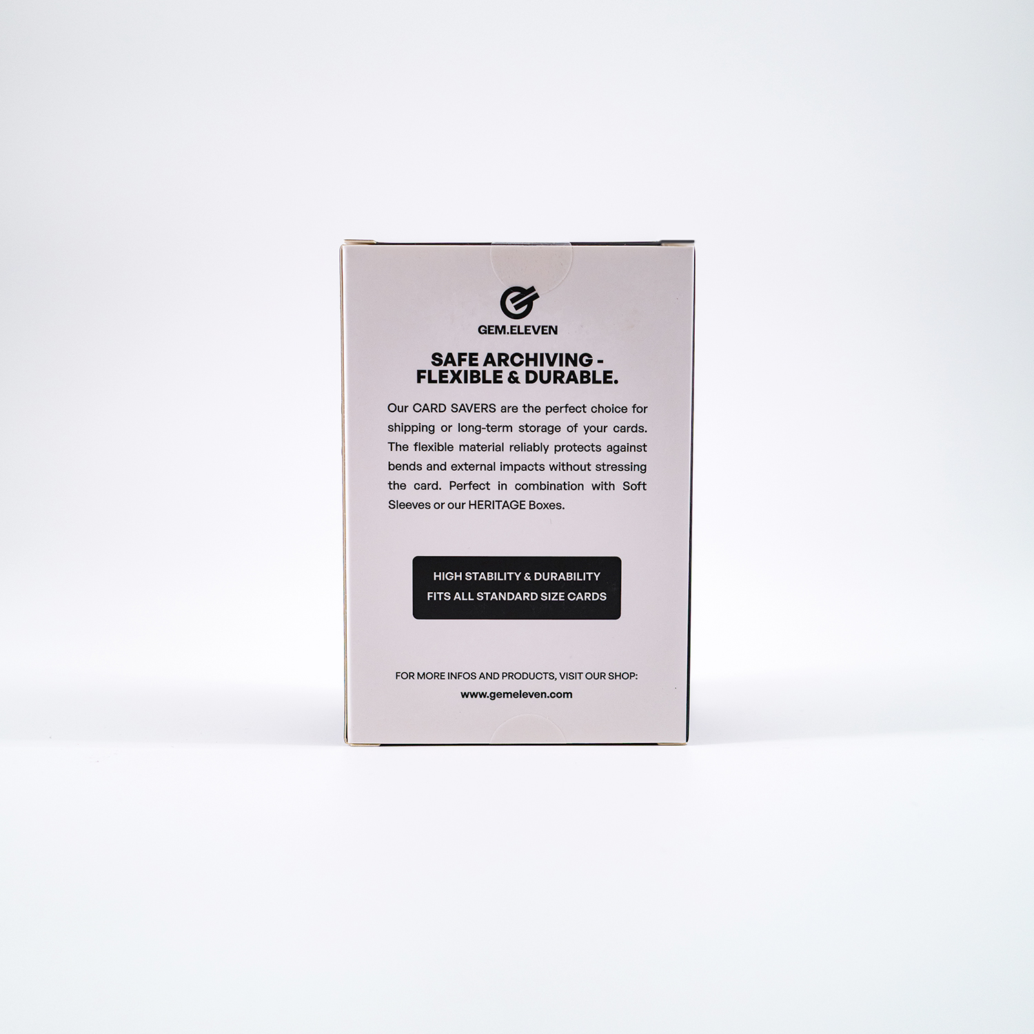 Weiße Box mit schwarzem Logo und Text über Kartenschutz.