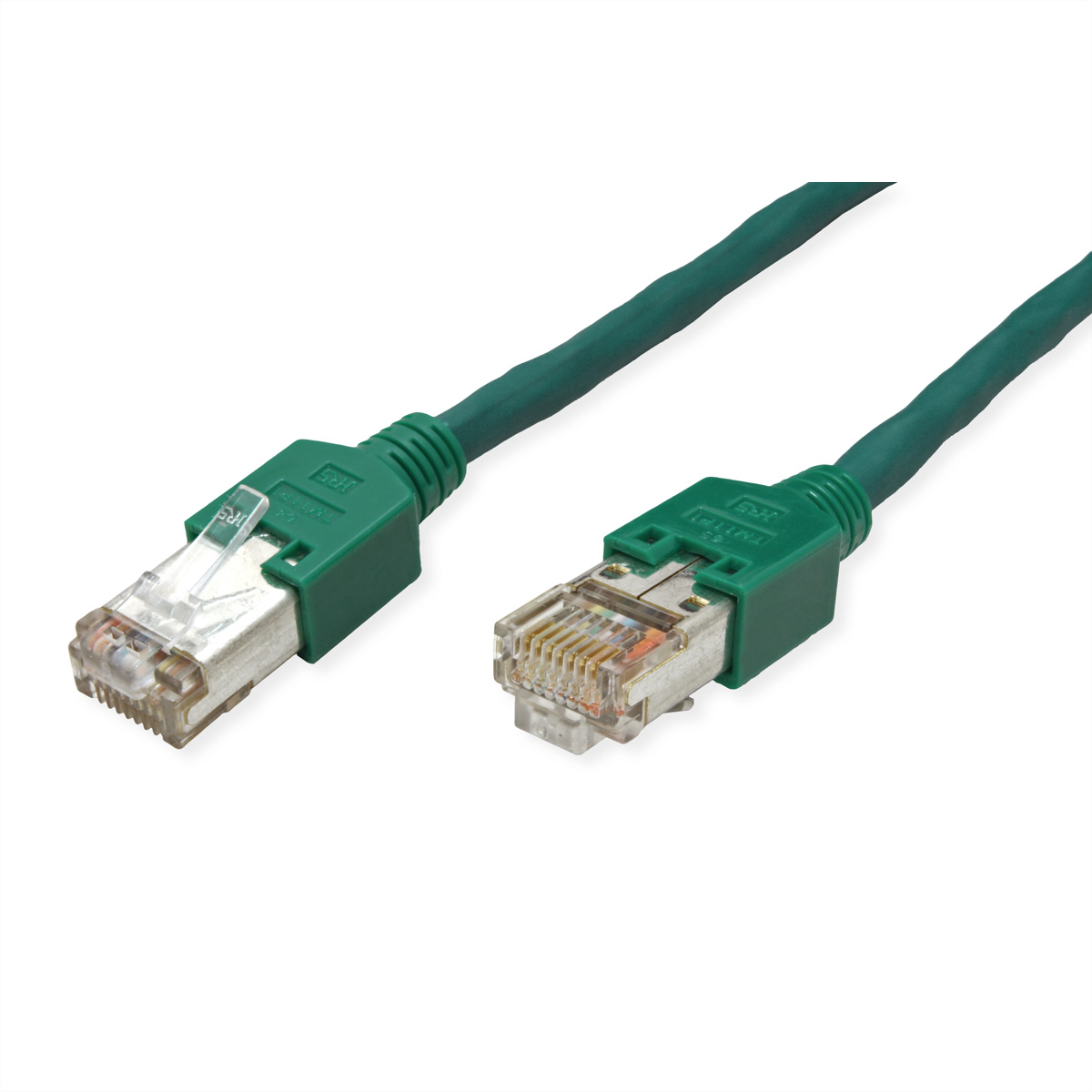 Deux câbles Ethernet verts avec connecteurs RJ45, un au premier plan, sur blanc.