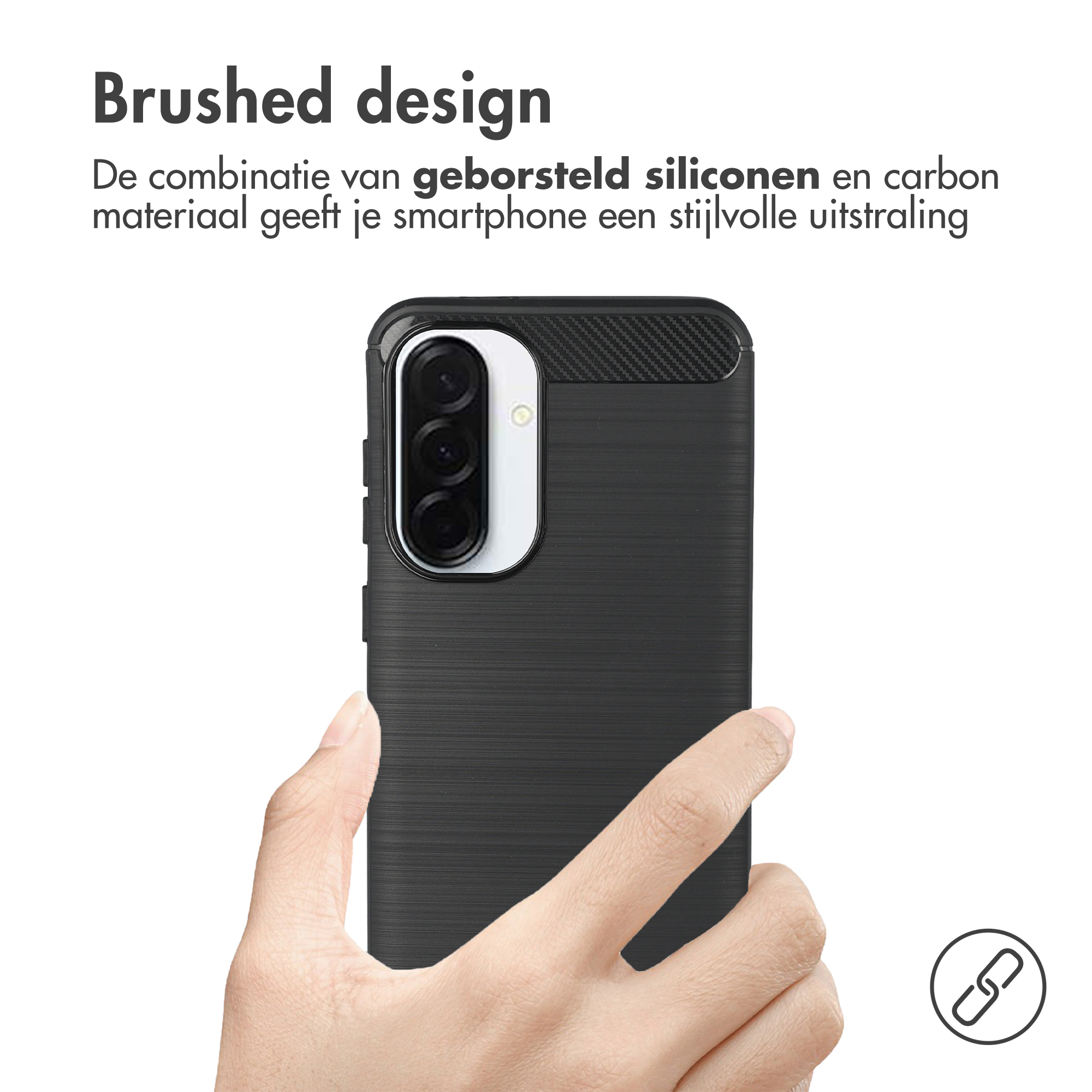 Zwart telefoonhoesje met geborsteld design en camerabult vastgehouden door een hand.