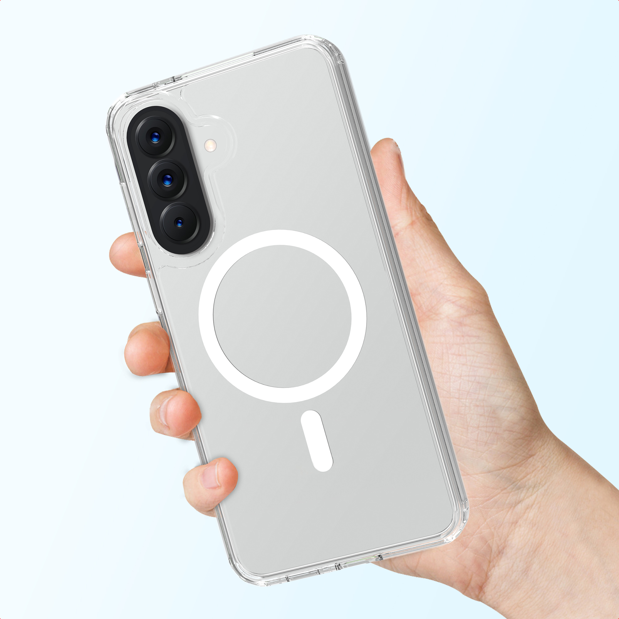 Une main tient une coque de téléphone transparente avec un téléphone à trois caméras.