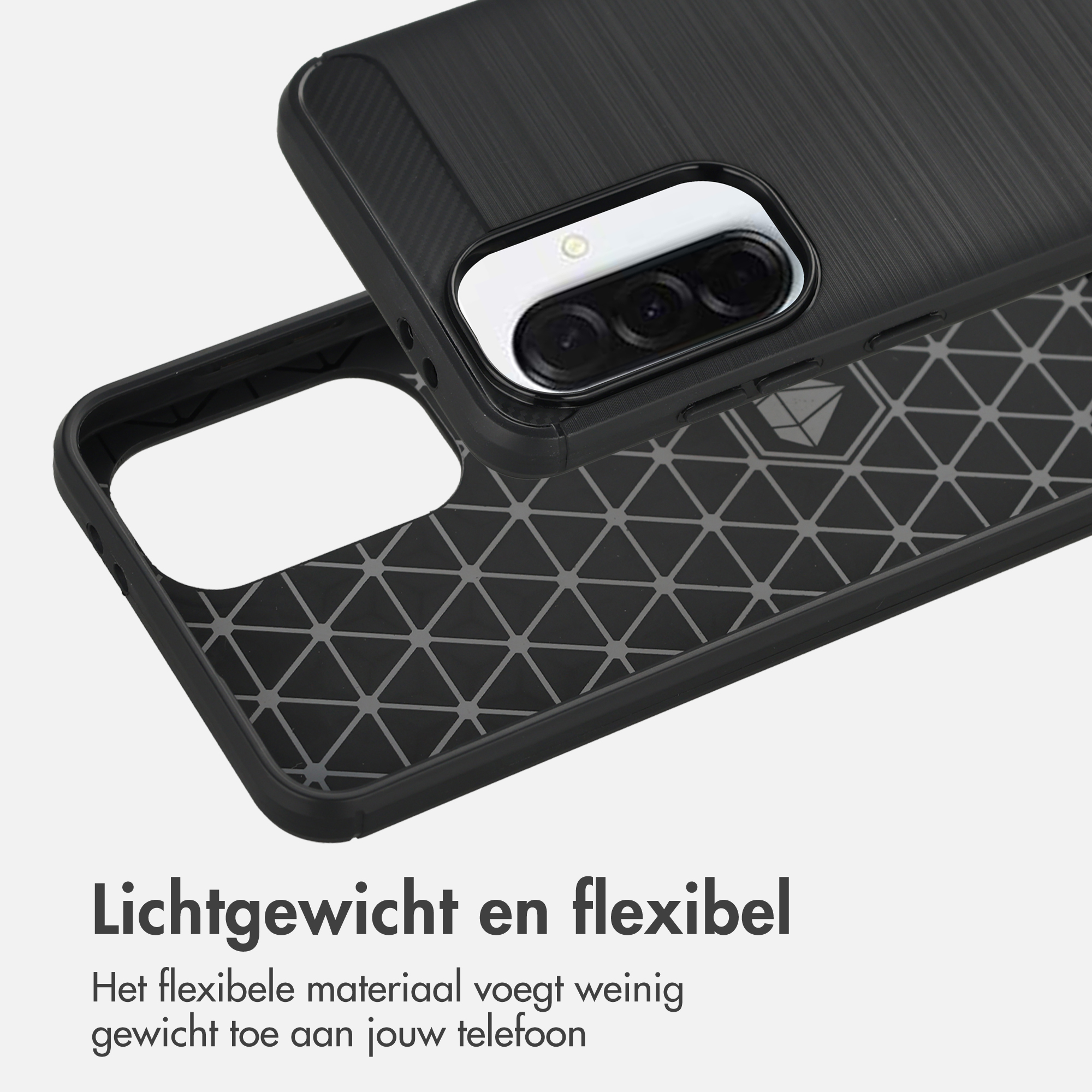 Zwarte telefoonhoes met camerauitsparing en geometrisch patroon binnenin.