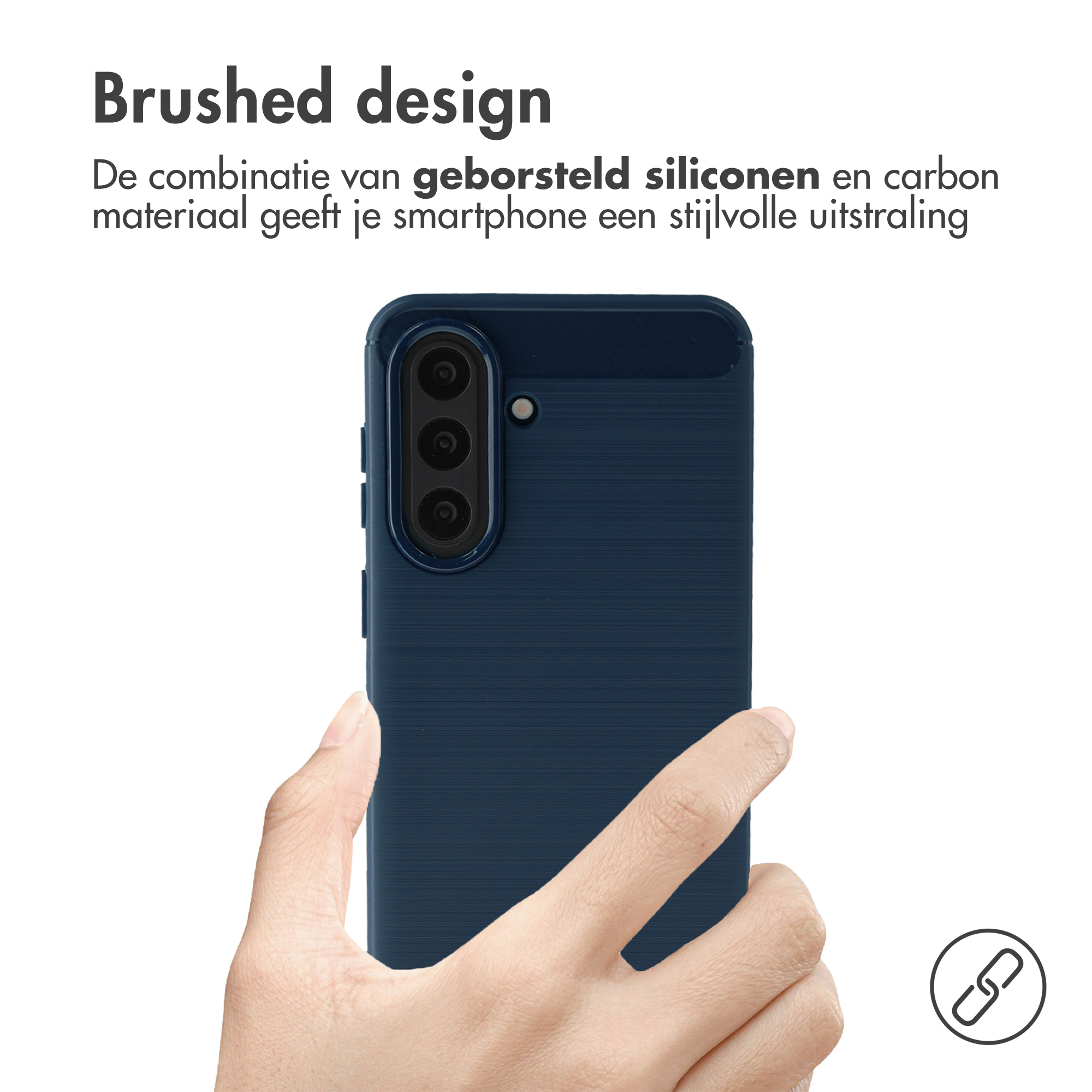 Une main tient un smartphone bleu au design brossé.