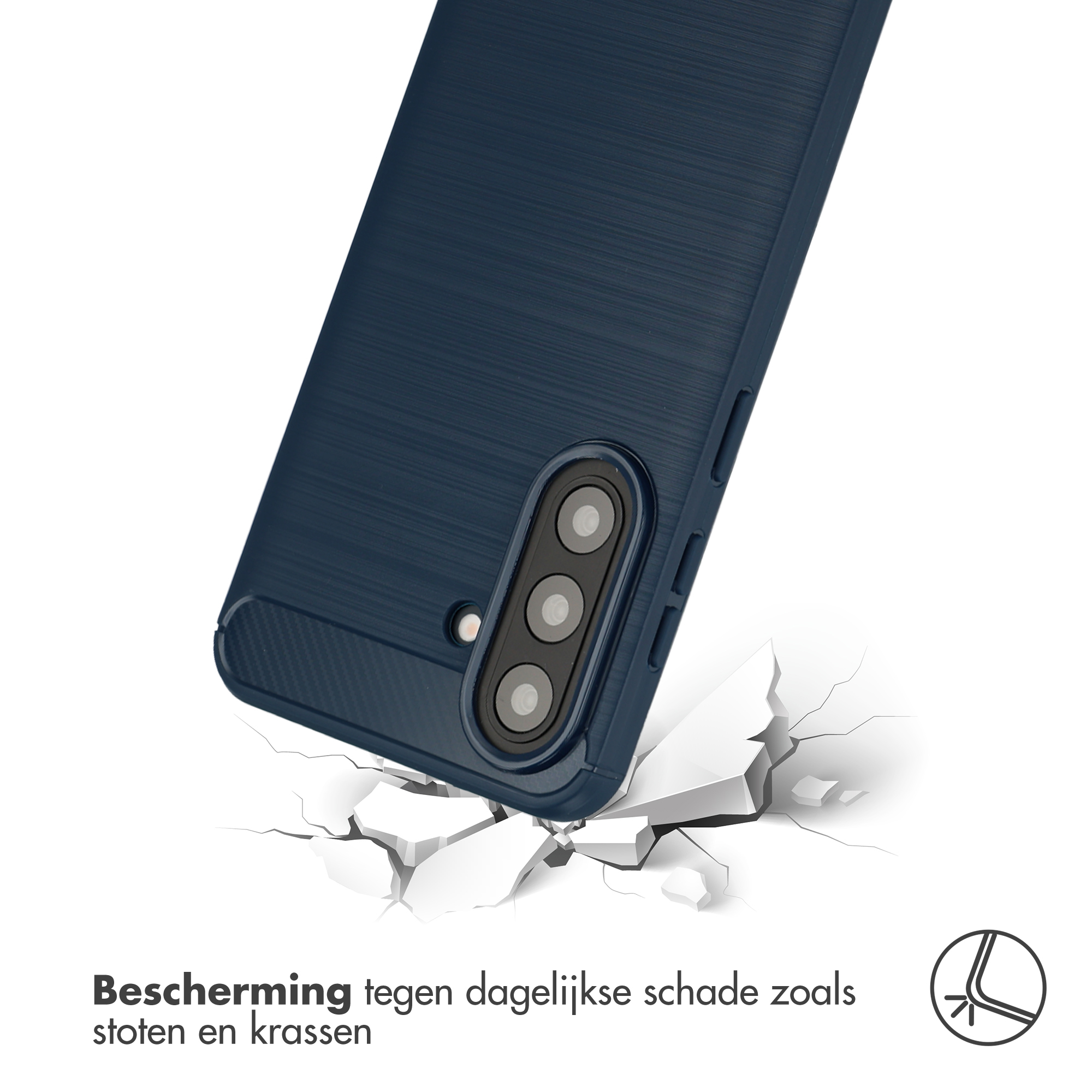 Une coque de téléphone bleu foncé tombant sur du béton fissuré.