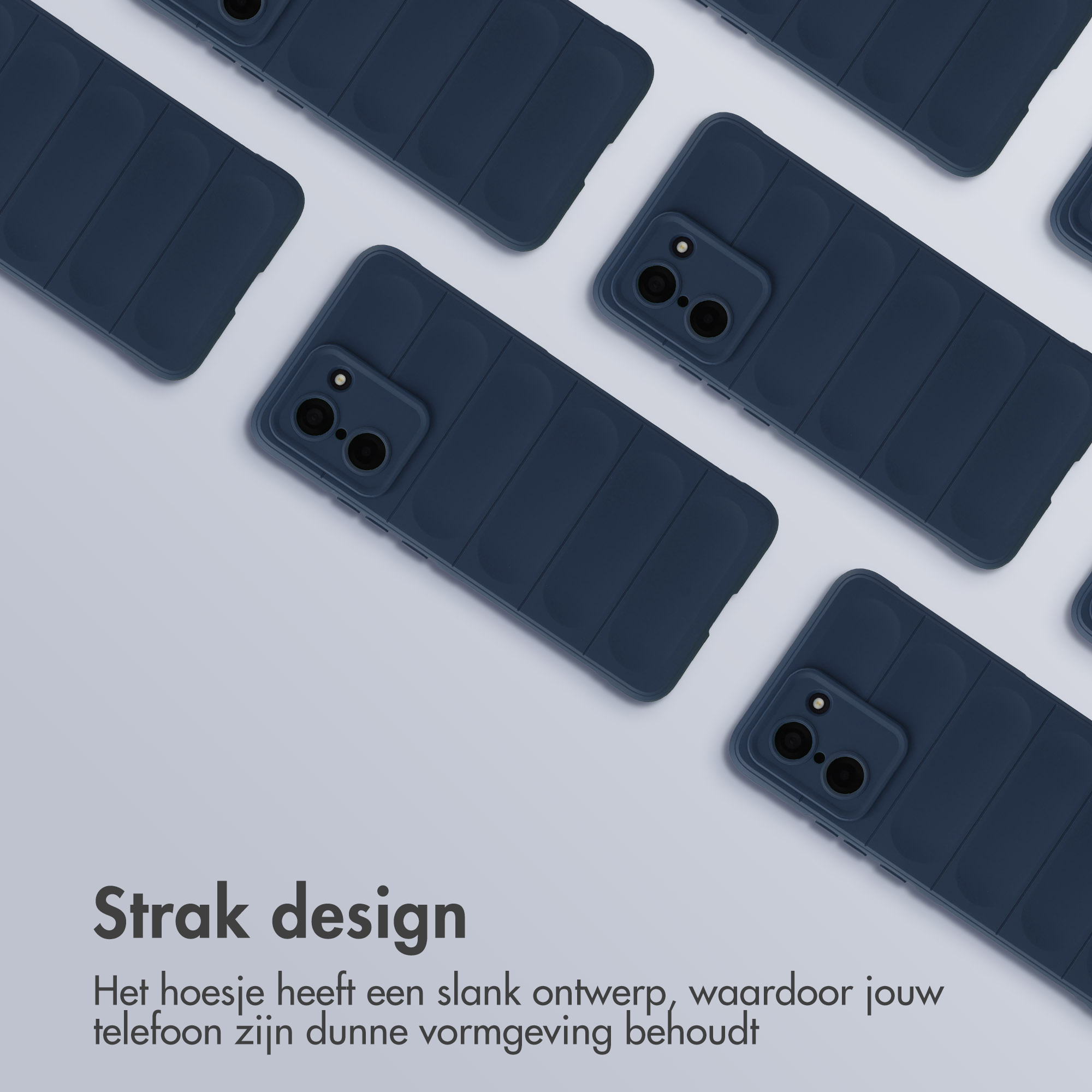 Meerdere donkerblauwe telefoonhoesjes met ribbelpatroon liggen diagonaal op grijze achtergrond.