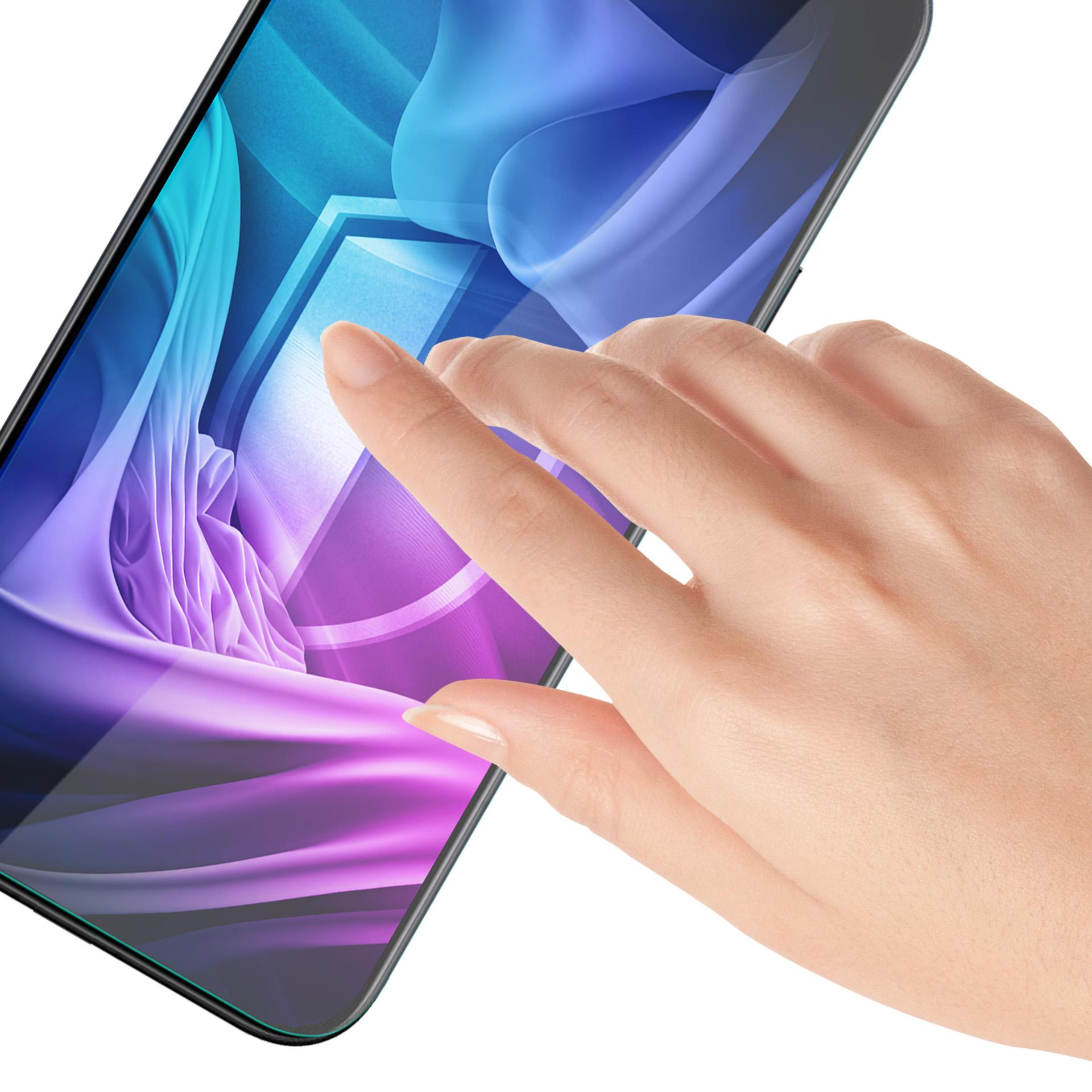 Una mano tocca lo schermo di uno smartphone con uno sfondo astratto blu e viola.