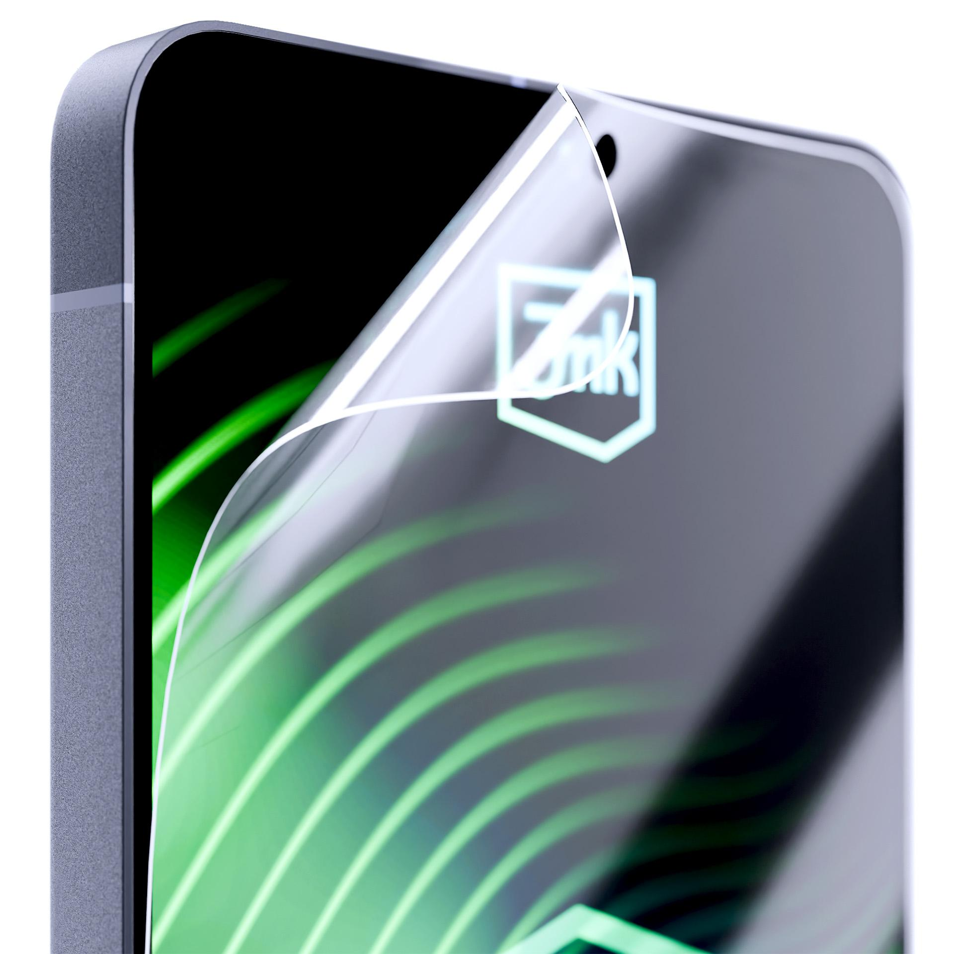 Primo piano di uno smartphone con pellicola protettiva applicata e logo.