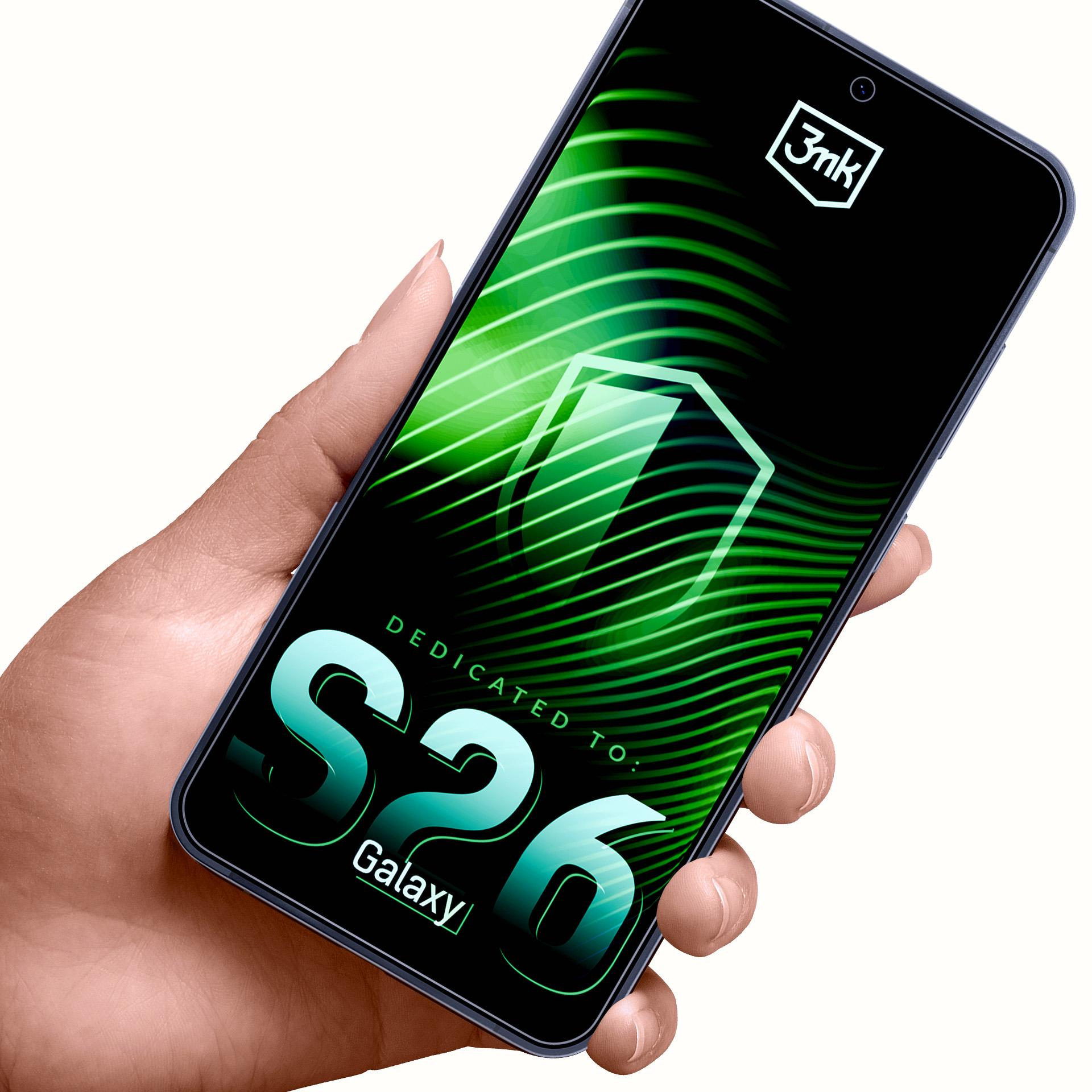 Mano che tiene uno smartphone con grafica a onde verdi e "S26 Galaxy".