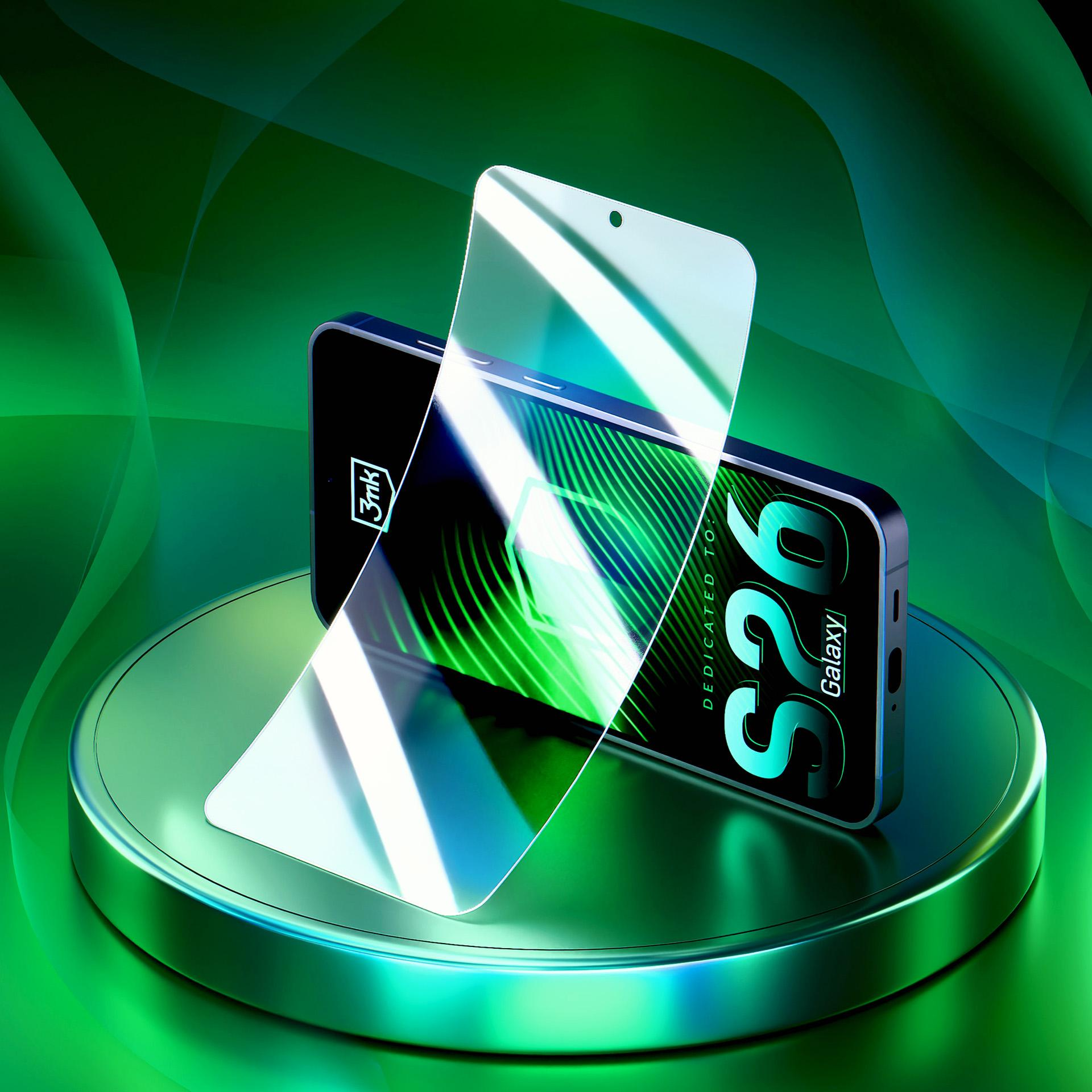 Uno smartphone con proteggi schermo su piedistallo verde su sfondo astratto.