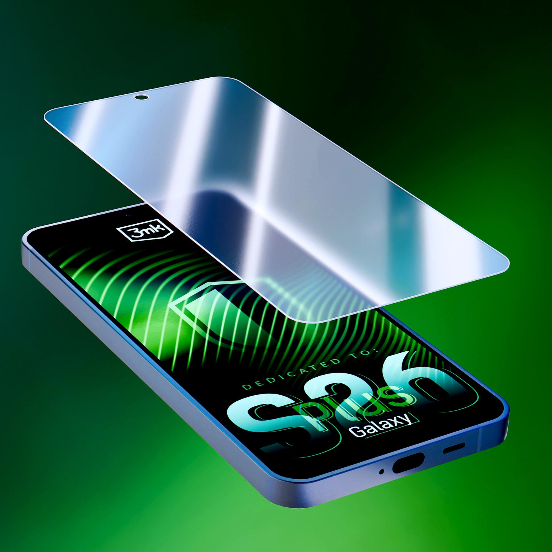 Uno smartphone con una pellicola protettiva sopra, su sfondo verde.