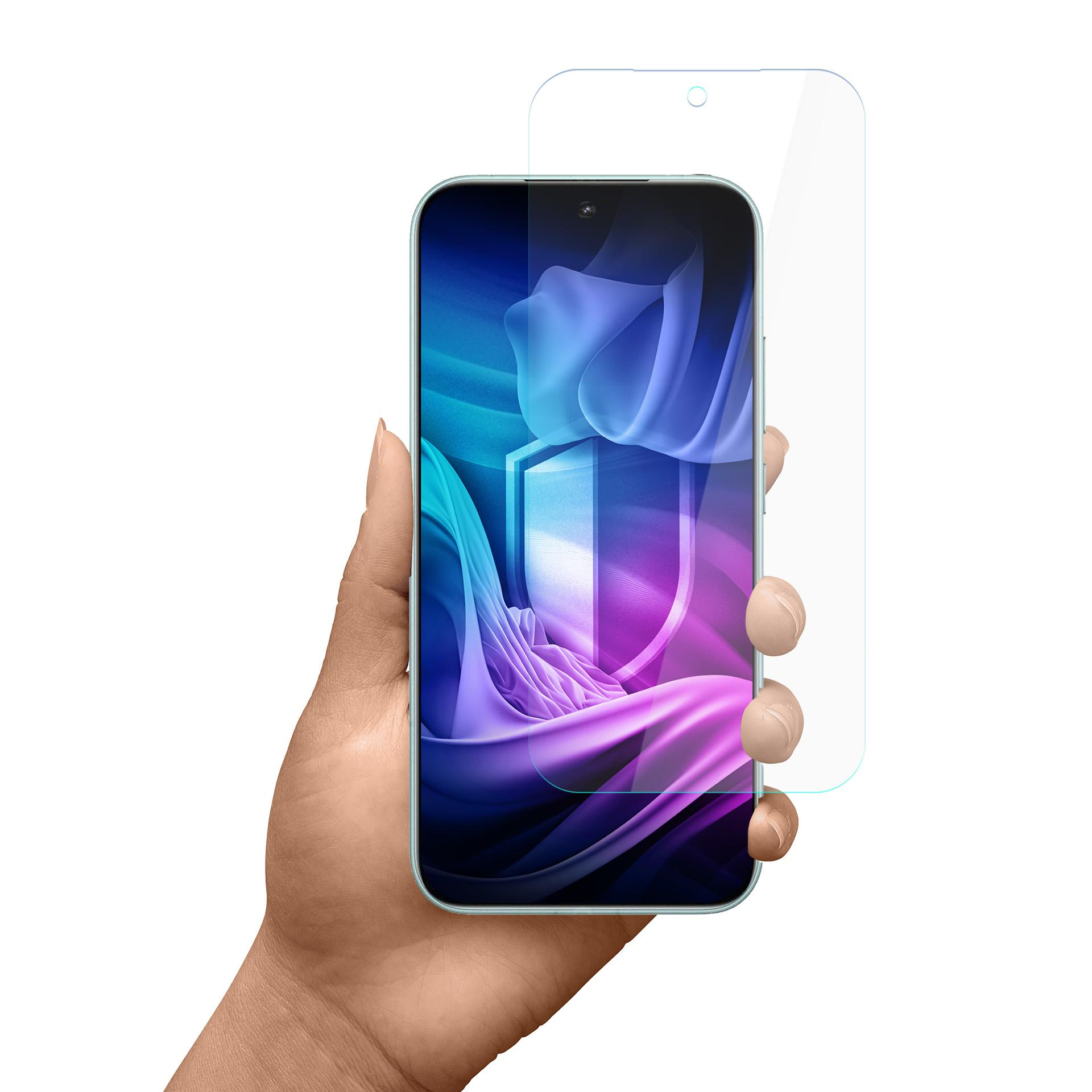 Una mano tiene uno smartphone con una protezione per lo schermo parzialmente attaccata.