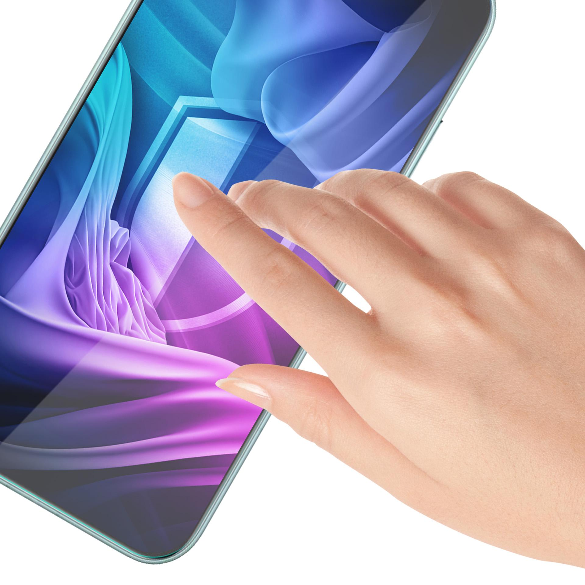 Una mano tocca lo schermo di uno smartphone con grafica astratta blu e viola.