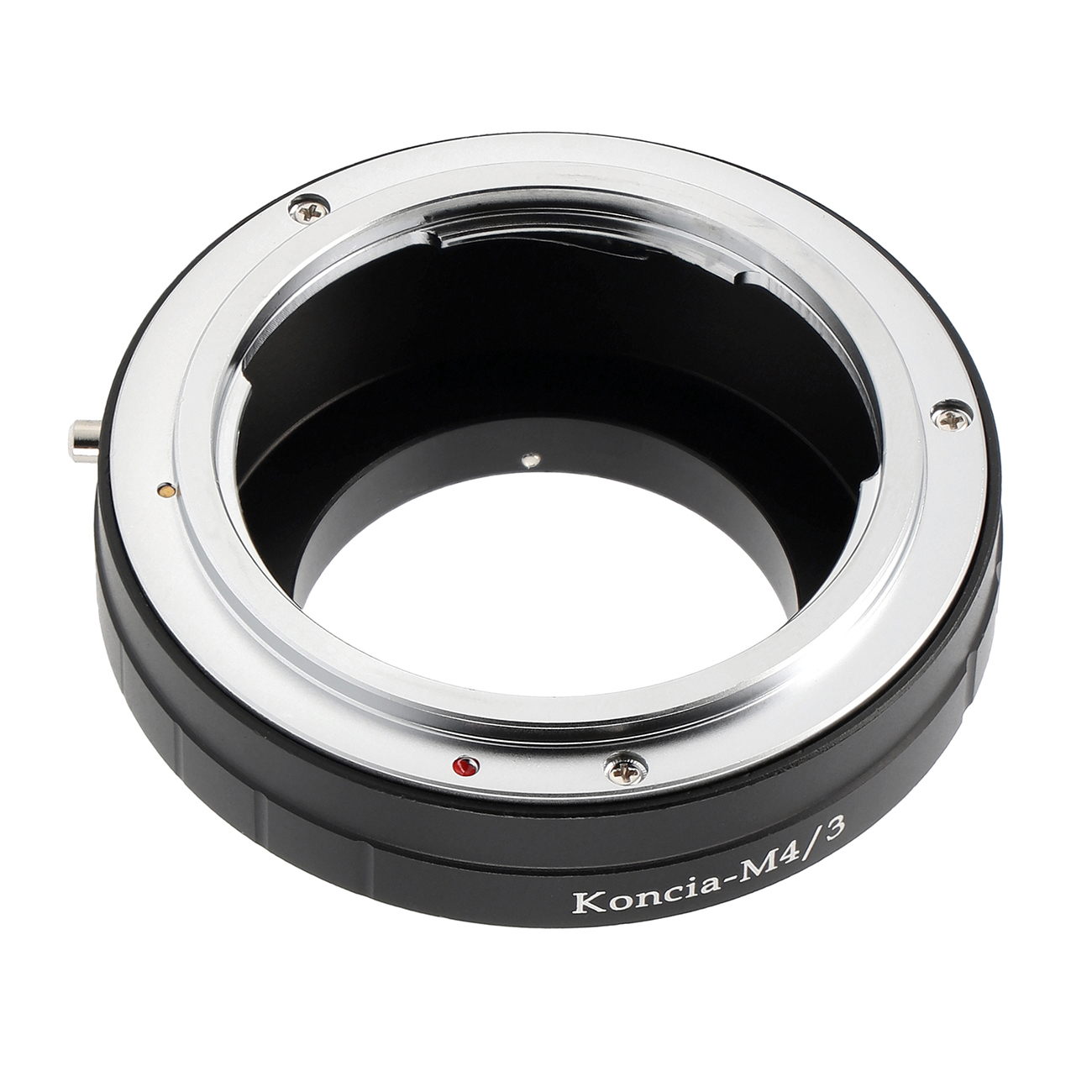 Ein Objektivadapter aus Metall mit Beschriftung Koncia-M4/3.
