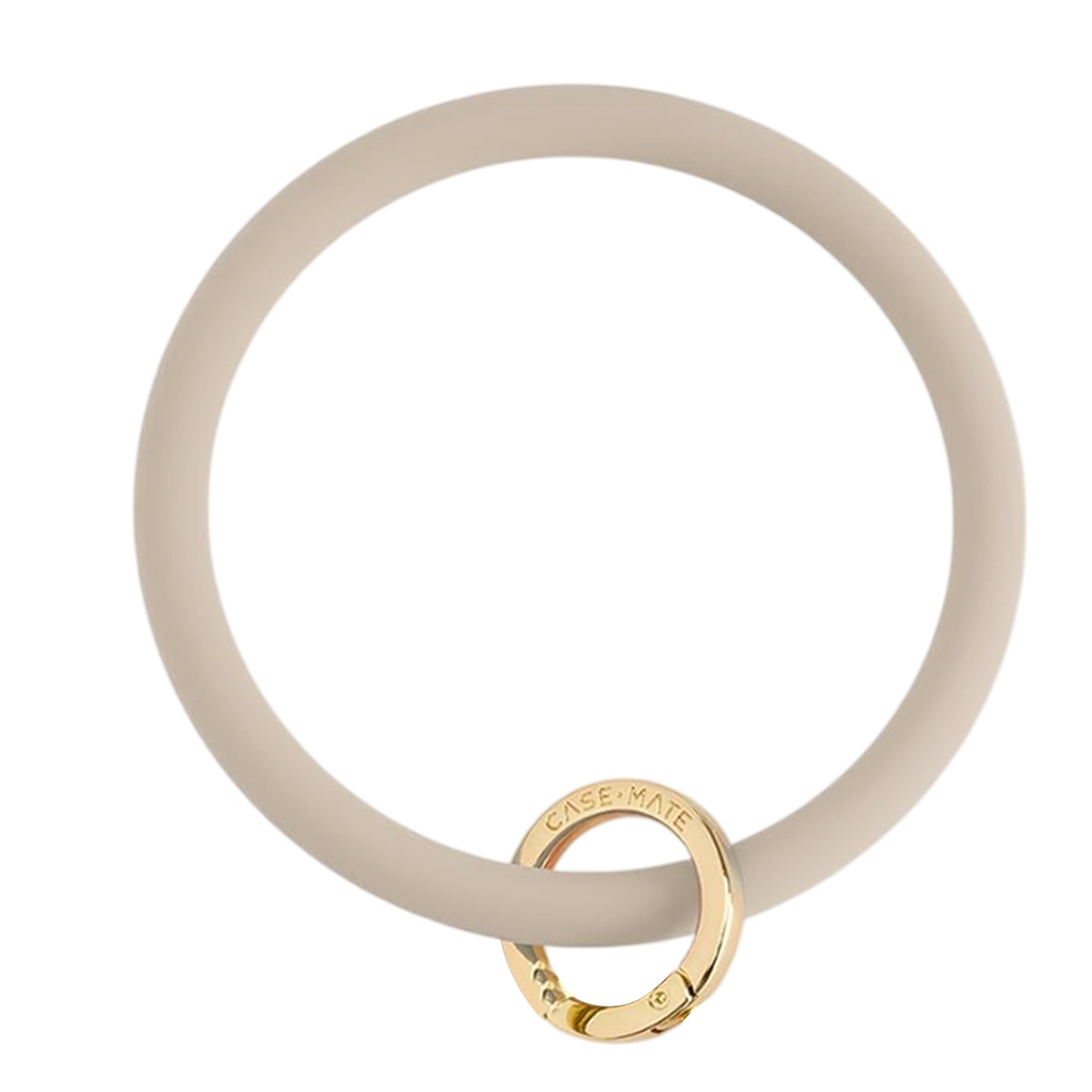 Ein beiger Armreif mit einem goldenen Karabinerverschluss und der Aufschrift 'CASE-MATE'.