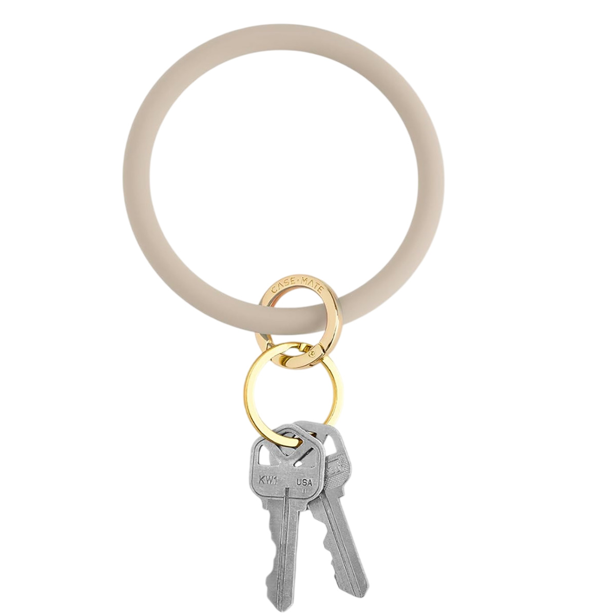 Ein beiger Armreif-Schlüsselanhänger mit zwei Schlüsseln und goldenen Ringen.