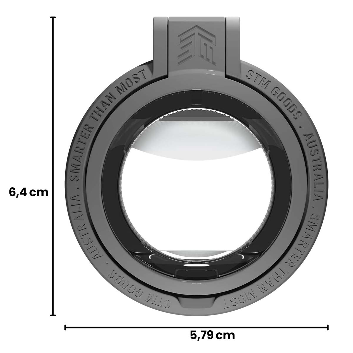 Anello grigio con testo e dimensioni 6,4 cm x 5,79 cm.