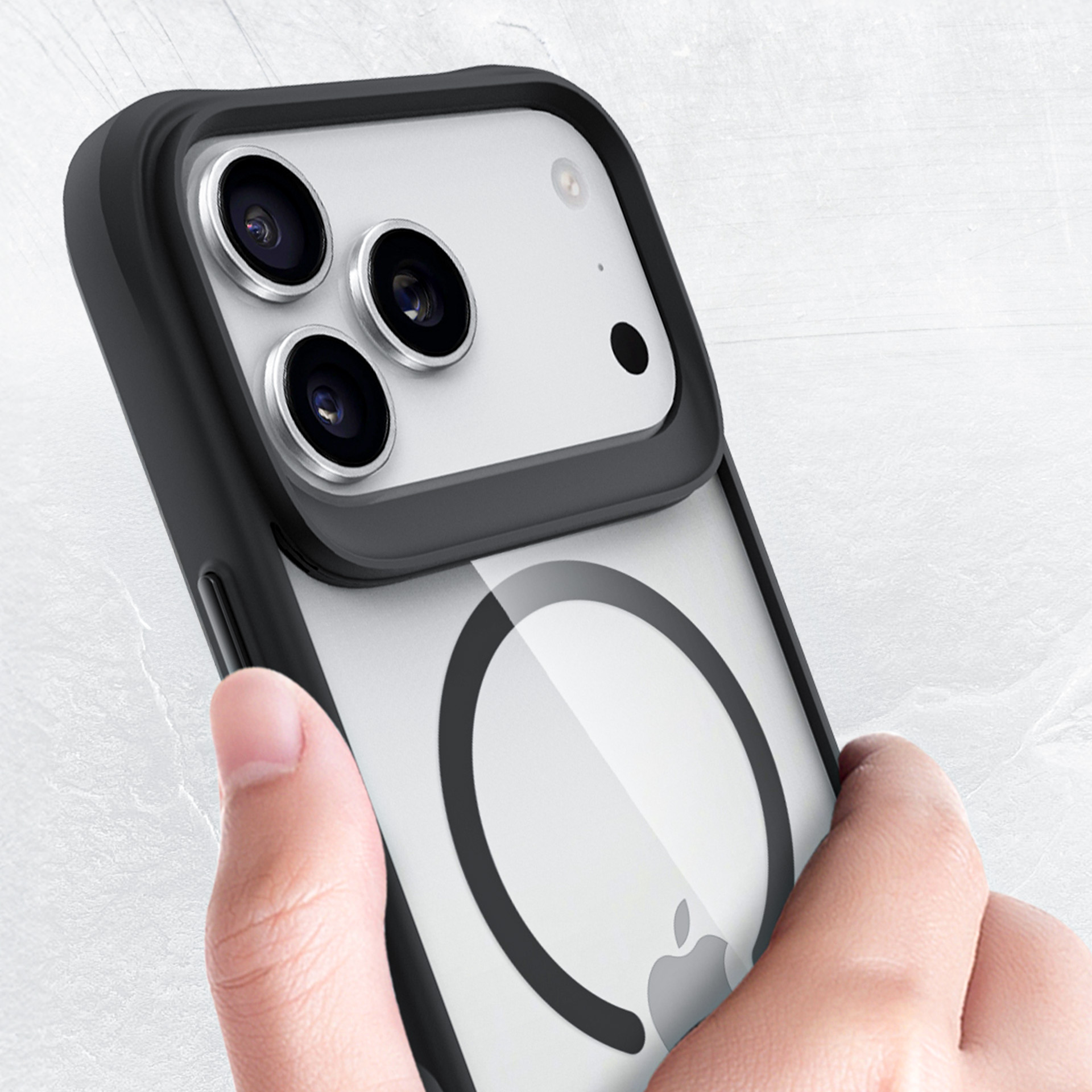 Dłoń trzymająca czarne etui na iPhone'a z trzema aparatami.