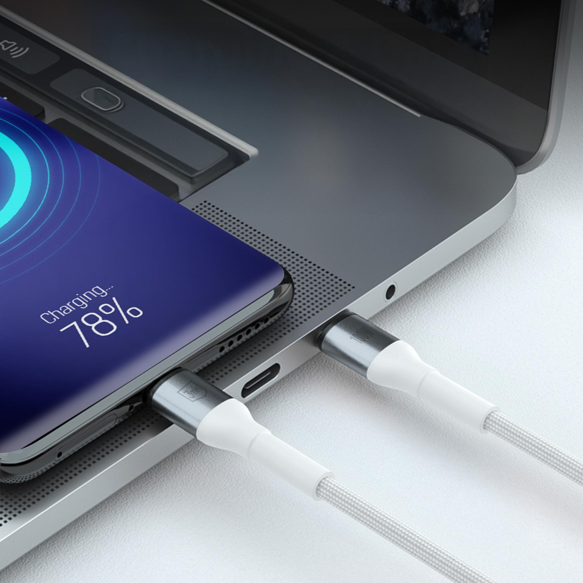 Smartfon podłączony do laptopa w celu ładowania.